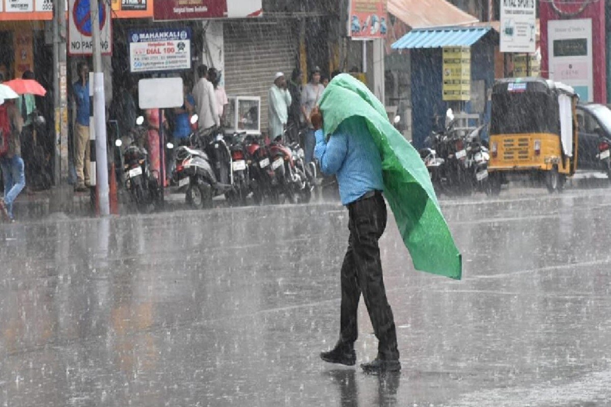 গত কয়েকদিন বিহারের বেশ মনোরম ছিল আবহাওয়া ৷ মৌসম বিভাগের তরফে অ্যালার্ট জারি করে বিহারের একাধিক জায়গায় প্রবল বৃষ্টির পূর্বাভাস দিয়েছে ৷ কেবল বৃষ্টি নয়, ঝড় এবং শিলাবৃষ্টিরও সম্ভাবনা রয়েছে ৷ উত্তরপ্রদেশ থেকে অসম পর্যন্ত ট্রফ লাইন তৈরি হওয়ায় রাজ্যে ঝড় ও বৃষ্টির সম্ভাবনা রয়েছে ৷ এরকম আবহাওয়া ৮ মে পর্যন্ত চলবে ৷ গত কয়েকদিন বিহারের বেশ মনোরম ছিল আবহাওয়া ৷ মৌসম বিভাগের তরফে অ্যালার্ট জারি করে বিহারের একাধিক জায়গায় প্রবল বৃষ্টির পূর্বাভাস দিয়েছে ৷ কেবল বৃষ্টি নয়, ঝড় এবং শিলাবৃষ্টিরও সম্ভাবনা রয়েছে ৷ উত্তরপ্রদেশ থেকে অসম পর্যন্ত ট্রফ লাইন তৈরি হওয়ায় রাজ্যে ঝড় ও বৃষ্টির সম্ভাবনা রয়েছে ৷ এরকম আবহাওয়া ৮ মে পর্যন্ত চলবে ৷