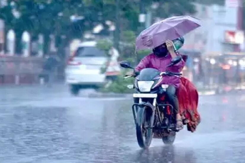 প্রচন্ড গরম ও অস্বস্তিকর আবহাওয়া দক্ষিণবঙ্গে। আগামী কয়েক দিনের তাপমাত্রা আরও কিছুটা বাড়তে পারে বলে আশঙ্কা। উত্তরবঙ্গ ও সিকিমে ভারী বৃষ্টির সর্তকতা। আগামী ২৪ ঘণ্টায় দক্ষিণবঙ্গের প্রায় সব জেলাতেই বজ্রবিদ্যুৎ-সহ বৃষ্টির পূর্বাভাস। কোথাও কোথাও দমকা ঝড়ো হাওয়া বইবে। বিক্ষিপ্তভাবে দু-এক জায়গায় শিলা বৃষ্টির সম্ভাবনা।