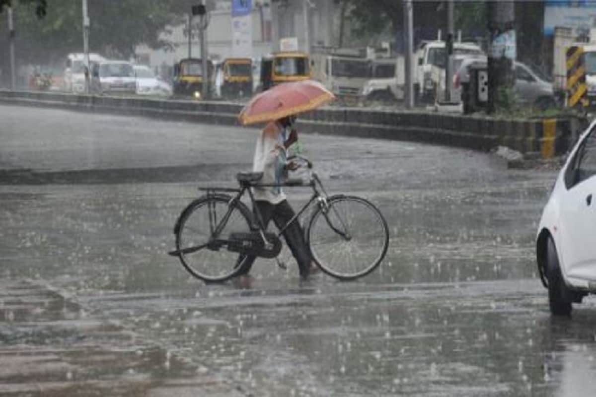 এর জেরে আগামী ২৫ মে, মঙ্গলবার বিকেল থেকেই পশ্চিমবঙ্গের উপকূলবর্তী দুই জেলা দক্ষিণ ২৪ পরগণা ও পূর্ব মেদিনীপুরে বৃষ্টি শুরু হবে। সেদিন রাত থেকেই গাঙ্গেয় পশ্চিমবঙ্গের বিভিন্ন জেলায় বৃষ্টির প্রকোপ বাড়বে। প্রবল বৃষ্টিতে ভাসতে পারে কলকাতাও৷ প্রতীকী ছবি৷Info- Biswajit Saha এর জেরে আগামী ২৫ মে, মঙ্গলবার বিকেল থেকেই পশ্চিমবঙ্গের উপকূলবর্তী দুই জেলা দক্ষিণ ২৪ পরগণা ও পূর্ব মেদিনীপুরে বৃষ্টি শুরু হবে। সেদিন রাত থেকেই গাঙ্গেয় পশ্চিমবঙ্গের বিভিন্ন জেলায় বৃষ্টির প্রকোপ বাড়বে। প্রবল বৃষ্টিতে ভাসতে পারে কলকাতাও৷ প্রতীকী ছবি৷Info- Biswajit Saha