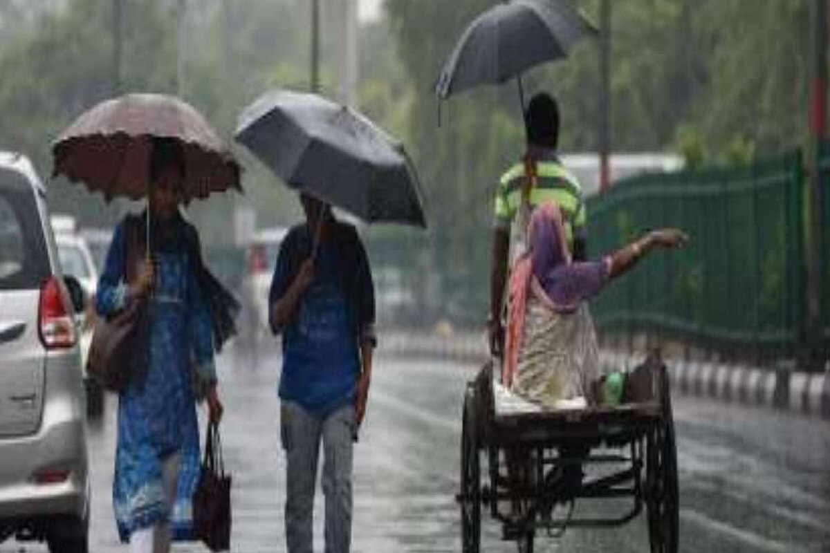 এদিনও দক্ষিণবঙ্গের পাঁচ জেলায় ভারী বৃষ্টির পূর্বাভাস। বিক্ষিপ্তভাবে ৫০ কিলোমিটার বেগে দমকা হাওয়া বইতে পারে। রাজ্যজুড়ে আংশিক মেঘলা আকাশ। দক্ষিণবঙ্গের নদীয়া উত্তর ও দক্ষিণ ২৪ পরগনা এবং পূর্ব ও পশ্চিম মেদিনীপুরে ভারী বৃষ্টির পূর্বাভাস। দু-এক পশলা মাঝারি বৃষ্টি হতে পারে কলকাতাতেও। ৪০ থেকে ৫০ কিলোমিটার গতিবেগে দমকা ঝড়ো হাওয়ার সঙ্গে বজ্রবিদ্যুৎ-সহ বৃষ্টির পূর্বাভাস দক্ষিণবঙ্গের সব জেলাতেই। আগামিকাল থেকে দক্ষিণবঙ্গে বৃষ্টির প্রভাব কমবে বাড়বে উত্তরবঙ্গের জেলাগুলিতে। এদিনও দক্ষিণবঙ্গের পাঁচ জেলায় ভারী বৃষ্টির পূর্বাভাস। বিক্ষিপ্তভাবে ৫০ কিলোমিটার বেগে দমকা হাওয়া বইতে পারে। রাজ্যজুড়ে আংশিক মেঘলা আকাশ। দক্ষিণবঙ্গের নদীয়া উত্তর ও দক্ষিণ ২৪ পরগনা এবং পূর্ব ও পশ্চিম মেদিনীপুরে ভারী বৃষ্টির পূর্বাভাস। দু-এক পশলা মাঝারি বৃষ্টি হতে পারে কলকাতাতেও। ৪০ থেকে ৫০ কিলোমিটার গতিবেগে দমকা ঝড়ো হাওয়ার সঙ্গে বজ্রবিদ্যুৎ-সহ বৃষ্টির পূর্বাভাস দক্ষিণবঙ্গের সব জেলাতেই। আগামিকাল থেকে দক্ষিণবঙ্গে বৃষ্টির প্রভাব কমবে বাড়বে উত্তরবঙ্গের জেলাগুলিতে।