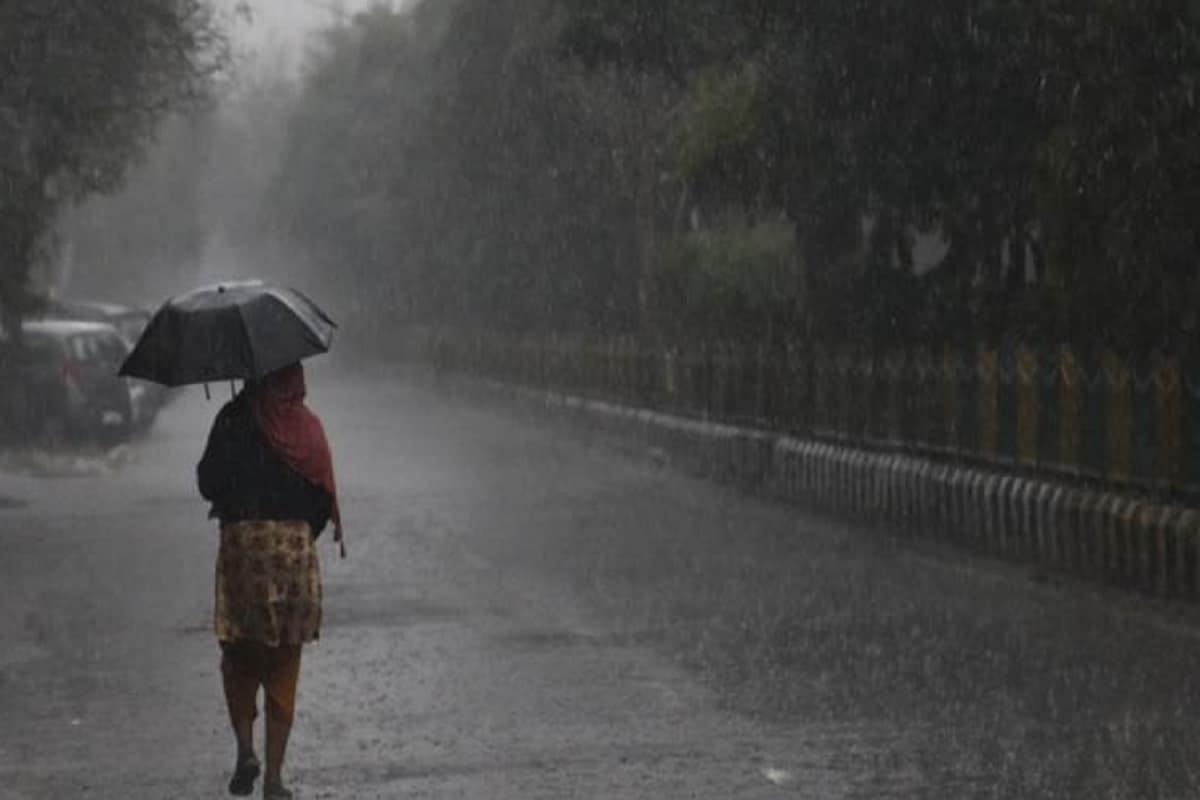 ২০১৮ সালে ২৯ শে মে অর্থাৎ নির্ধারিত দিনের তিনদিন আগেই ঢুকে পড়েছিল বর্ষা। এবারেও আবহাওয়াবিদদের অনুমান নির্ধারিত দিনের একদিন আগে ৩১ মে অর্থাৎ সোমবার বর্ষা ঢুকবে কেরলে। যদিও ২০২০ সালে আবহাওয়াবিদদের অনুমানের বেশ কিছুটা পরেই ঢুকেছিল বর্ষা। নির্ধারিত দিনের চার দিন পর ৫ ই মে বর্ষা ঢোকে কেরলে। আবহাওয়া দফতরের ক্যালেন্ডার অনুযায়ী কলকাতায় বর্ষা ঢোকার কথা ১২ ই জুন। উত্তরবঙ্গে জলপাইগুড়িতে বর্ষা ঢোকে ৭ ই জুন। আবহাওয়া দফতরের মনসুন ক্যালেন্ডার অনুযায়ী এই দিনক্ষণ থাকলেও কেরলে বর্ষা প্রবেশের পরই বাংলায় কবে বর্ষা তা জানাবে আবহাওয়া দফতর। ২০১৮ সালে ২৯ শে মে অর্থাৎ নির্ধারিত দিনের তিনদিন আগেই ঢুকে পড়েছিল বর্ষা। এবারেও আবহাওয়াবিদদের অনুমান নির্ধারিত দিনের একদিন আগে ৩১ মে অর্থাৎ সোমবার বর্ষা ঢুকবে কেরলে। যদিও ২০২০ সালে আবহাওয়াবিদদের অনুমানের বেশ কিছুটা পরেই ঢুকেছিল বর্ষা। নির্ধারিত দিনের চার দিন পর ৫ ই মে বর্ষা ঢোকে কেরলে। আবহাওয়া দফতরের ক্যালেন্ডার অনুযায়ী কলকাতায় বর্ষা ঢোকার কথা ১২ ই জুন। উত্তরবঙ্গে জলপাইগুড়িতে বর্ষা ঢোকে ৭ ই জুন। আবহাওয়া দফতরের মনসুন ক্যালেন্ডার অনুযায়ী এই দিনক্ষণ থাকলেও কেরলে বর্ষা প্রবেশের পরই বাংলায় কবে বর্ষা তা জানাবে আবহাওয়া দফতর।