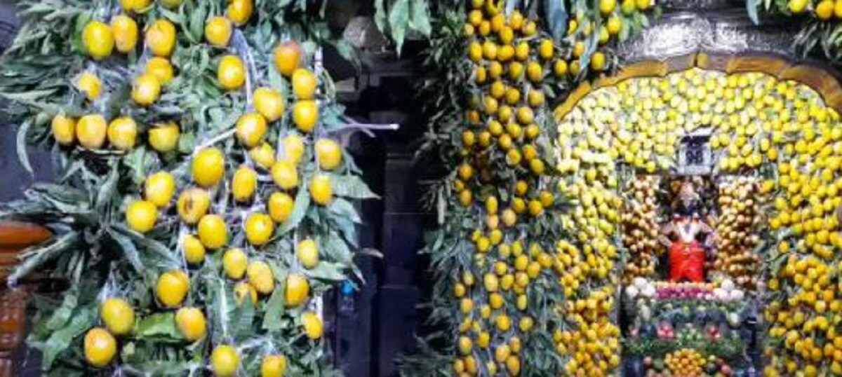 •এই মন্দিরের ছবি ও ভিডিও প্রকাশ পেয়েছে যেখানে দেখা গিয়েছে যে গোটা মন্দির সুন্দর করে আম দিয়ে সাজানো হয়েছে৷ ৭ হাজার আম ব্যবহার করা হয়েছে এর জন্য৷ পুণের এক ব্যবসায়ী শুভ অক্ষয় তৃতীয়া উপলক্ষ্যে শ্রী ভিট্টল রুক্মিণীকে আম নিবেদন করেছেন৷ •এই মন্দিরের ছবি ও ভিডিও প্রকাশ পেয়েছে যেখানে দেখা গিয়েছে যে গোটা মন্দির সুন্দর করে আম দিয়ে সাজানো হয়েছে৷ ৭ হাজার আম ব্যবহার করা হয়েছে এর জন্য৷ পুণের এক ব্যবসায়ী শুভ অক্ষয় তৃতীয়া উপলক্ষ্যে শ্রী ভিট্টল রুক্মিণীকে আম নিবেদন করেছেন৷