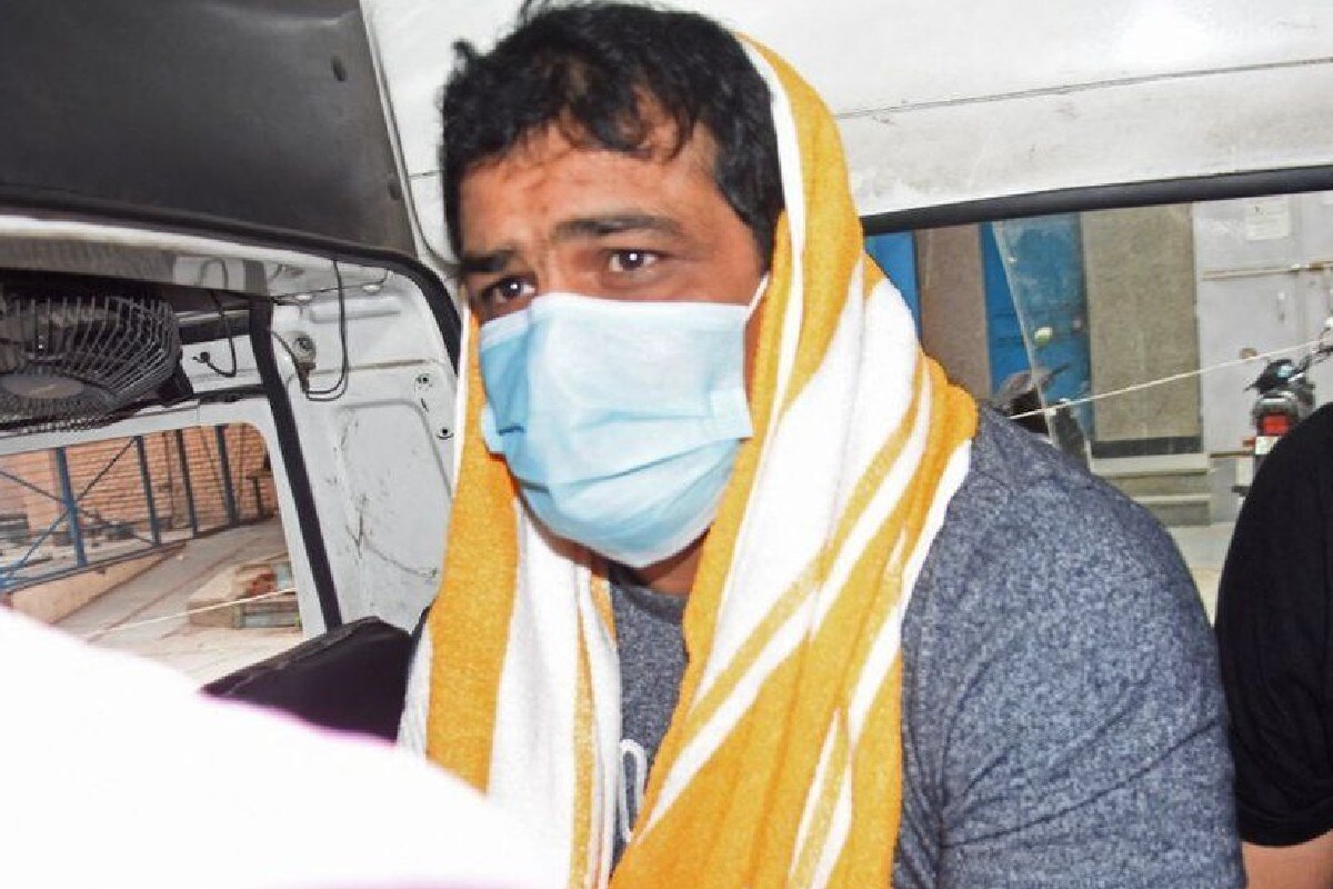 খাচ্ছিল তাতি তাত বুনে, কাল হল তাঁর গরু কিনে। এই প্রবাদ একেবারে খেটে যায় সুশীল কুমারের উপর। কুস্তিগীর হিসাবে উপার্জিত সমস্ত সম্মান ও গরিমা তিনি একটা ভুলে মাটিতে মিশিয়ে দিলেন। সাগর নামের কুস্তিগীর খুনের মামলায় গ্রেফতার হয়েছেন সুশীল কুমার। এবার অলিম্পিকে পদকজয়ী কুস্তিগীর দাবি করেছেন, জেলেই খুনের হুমকি দেওয়া হচ্ছে তাঁকে। খাচ্ছিল তাতি তাত বুনে, কাল হল তাঁর গরু কিনে। এই প্রবাদ একেবারে খেটে যায় সুশীল কুমারের উপর। কুস্তিগীর হিসাবে উপার্জিত সমস্ত সম্মান ও গরিমা তিনি একটা ভুলে মাটিতে মিশিয়ে দিলেন। সাগর নামের কুস্তিগীর খুনের মামলায় গ্রেফতার হয়েছেন সুশীল কুমার। এবার অলিম্পিকে পদকজয়ী কুস্তিগীর দাবি করেছেন, জেলেই খুনের হুমকি দেওয়া হচ্ছে তাঁকে।