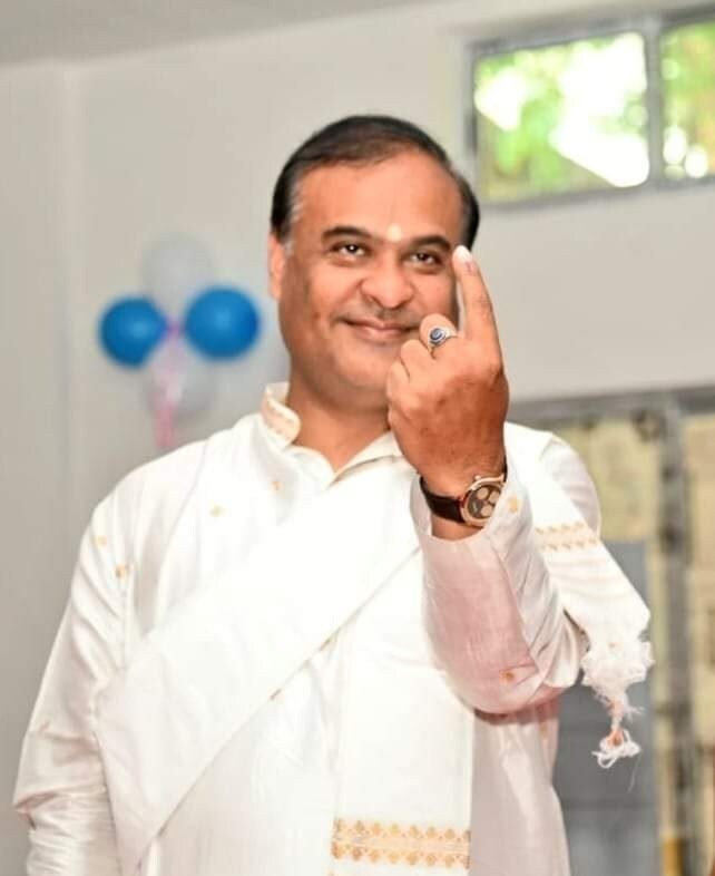 ছাত্রাবস্থা থেকেই রাজনীতির সঙ্গে নাছোড় সম্পর্ক তাঁর। গোটা আশির দশক অল অসম স্টুডেন্ট ইউনিয়নের দায়িত্ব সামলেছেন। পাশাপাশি গুয়াহাটি বিশ্ববিদ্যালয় থেকে রাষ্ট্রবিজ্ঞানে স্নাতকোত্তর সেরেছেন। আইন নিয়ে পড়েছেন গুয়াহাটি বিশ্ববিদ্যালয়েই। তাঁর গবেষণার বিষয় ছিল-f North Eastern Council : A Structural and Functional Analysis ছাত্রাবস্থা থেকেই রাজনীতির সঙ্গে নাছোড় সম্পর্ক তাঁর। গোটা আশির দশক অল অসম স্টুডেন্ট ইউনিয়নের দায়িত্ব সামলেছেন। পাশাপাশি গুয়াহাটি বিশ্ববিদ্যালয় থেকে রাষ্ট্রবিজ্ঞানে স্নাতকোত্তর সেরেছেন। আইন নিয়ে পড়েছেন গুয়াহাটি বিশ্ববিদ্যালয়েই। তাঁর গবেষণার বিষয় ছিল-f North Eastern Council : A Structural and Functional Analysis