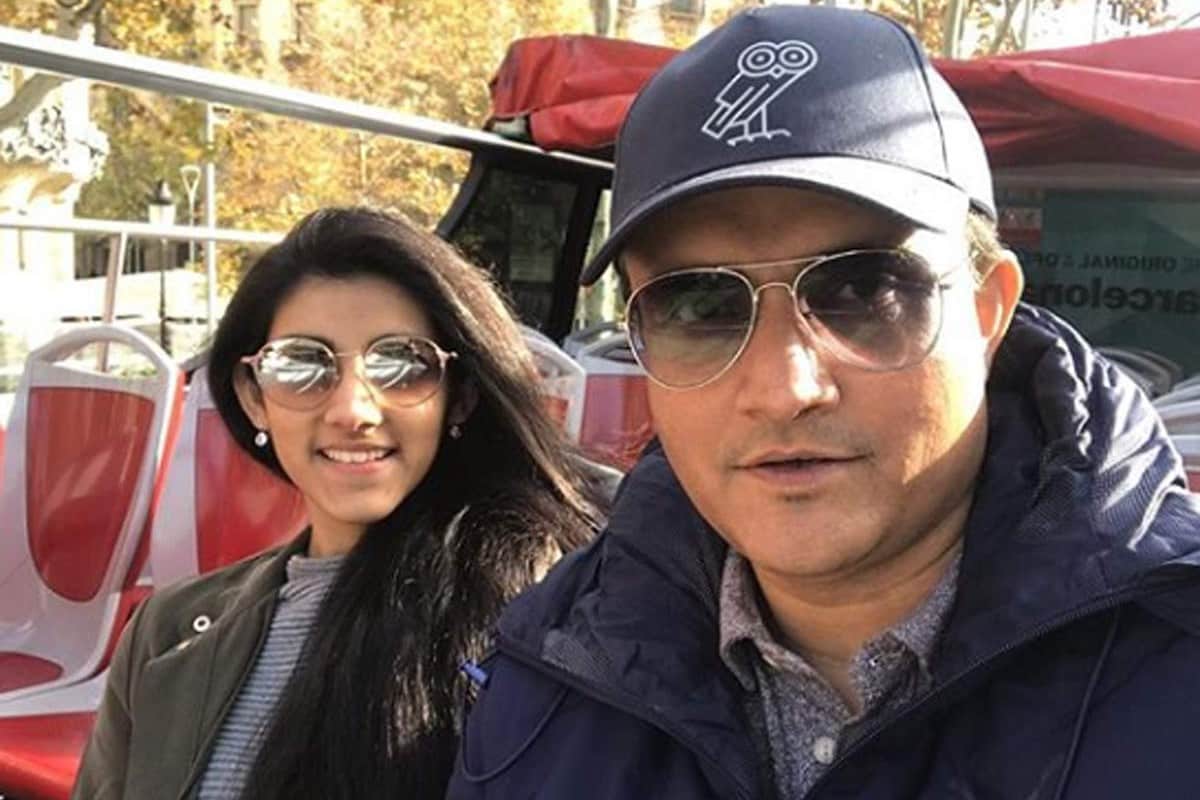 ১৯ বছর বয়সী সানা এখন গ্র্যাজুয়েশনের ছাত্রী। সোশ্যাল মিডিয়ায় খুব একটা অ্যাক্টিভ নন সানা। তবে তাঁর ইনস্টাগ্রাম প্রোফাইলে মা ও বাবার সঙ্গে রয়েছে প্রচুর ছবি। ১৯ বছর বয়সী সানা এখন গ্র্যাজুয়েশনের ছাত্রী। সোশ্যাল মিডিয়ায় খুব একটা অ্যাক্টিভ নন সানা। তবে তাঁর ইনস্টাগ্রাম প্রোফাইলে মা ও বাবার সঙ্গে রয়েছে প্রচুর ছবি।
