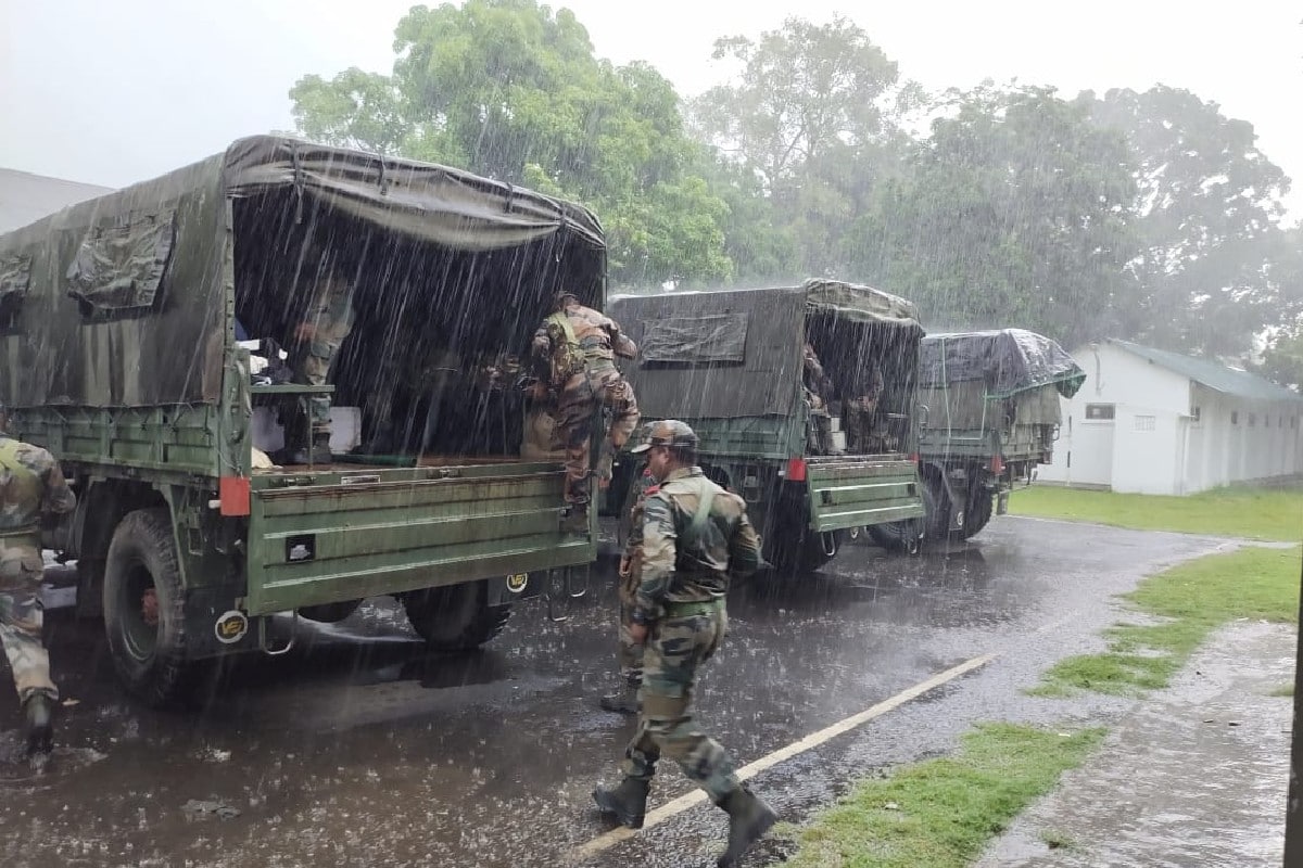 সেনার মোট সতেরোটি দল বিপর্যয় মোকাবিলায় থাকবে বিভিন্ন জেলায়। সঙ্গে থাকবে নৌকো এবং অন্য প্রয়োজনীয় সামগ্রী। বিশেষ ট্রেনিংপ্রাপ্ত সেনার অফিসাররাও থাকবেন বিপর্যয় মোকাবিলায়। পুরুলিয়া, ঝাড়গ্রাম, বীরভূম, বর্ধমান, পশ্চিম মেদিনীপুর, হাওড়া, হুগলি. দুই ২৪ পরগণাতে থাকবে সেনার দল। সেনার মোট সতেরোটি দল বিপর্যয় মোকাবিলায় থাকবে বিভিন্ন জেলায়। সঙ্গে থাকবে নৌকো এবং অন্য প্রয়োজনীয় সামগ্রী। বিশেষ ট্রেনিংপ্রাপ্ত সেনার অফিসাররাও থাকবেন বিপর্যয় মোকাবিলায়। পুরুলিয়া, ঝাড়গ্রাম, বীরভূম, বর্ধমান, পশ্চিম মেদিনীপুর, হাওড়া, হুগলি. দুই ২৪ পরগণাতে থাকবে সেনার দল।