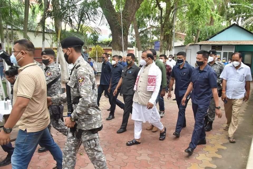 ২০১৪ সালে তরুণ গগৈয়ের মন্ত্রীসভা থেকে বেরিয়ে আসেন হিমন্ত বিশ্ব শর্মা। পরের বছর বিজেপিতে যাত্রা শুরু তার। ২০১৫ সালে বিজেপির টিকিটে লড়াই করে জয়ী হন। ২০২১ ধরলে হিমন্ত বিশ্বশর্মা জালুকবাড়ি আসন থেকেই লড়াই করেছেন মোট পাঁচ বার। ২০১৪ সালে তরুণ গগৈয়ের মন্ত্রীসভা থেকে বেরিয়ে আসেন হিমন্ত বিশ্ব শর্মা। পরের বছর বিজেপিতে যাত্রা শুরু তার। ২০১৫ সালে বিজেপির টিকিটে লড়াই করে জয়ী হন। ২০২১ ধরলে হিমন্ত বিশ্বশর্মা জালুকবাড়ি আসন থেকেই লড়াই করেছেন মোট পাঁচ বার।