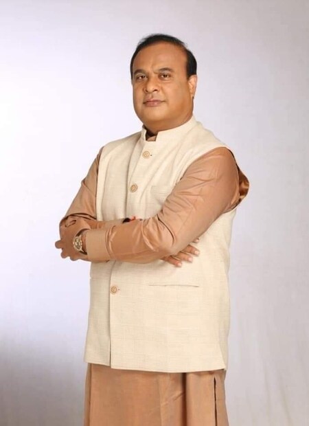 রবিবার গুয়াহাটিতে বিজেপির পরিষদীয় বৈঠকে সর্বসম্মতিক্রমে সর্বানন্দ সোনওয়ালের পরিবর্তে  তাঁর নামই উঠে এসছে। হিমন্ত বিশ্বশর্মার সঙ্গে দিল্লির নেতাদের সম্পর্কও ঘনিষ্ঠ সাংগঠনিক ভাবেও তিনি অত্যন্ত পারঙ্গম, ফলে পাল্লা ভারি ছিল তাঁর দিকেই।