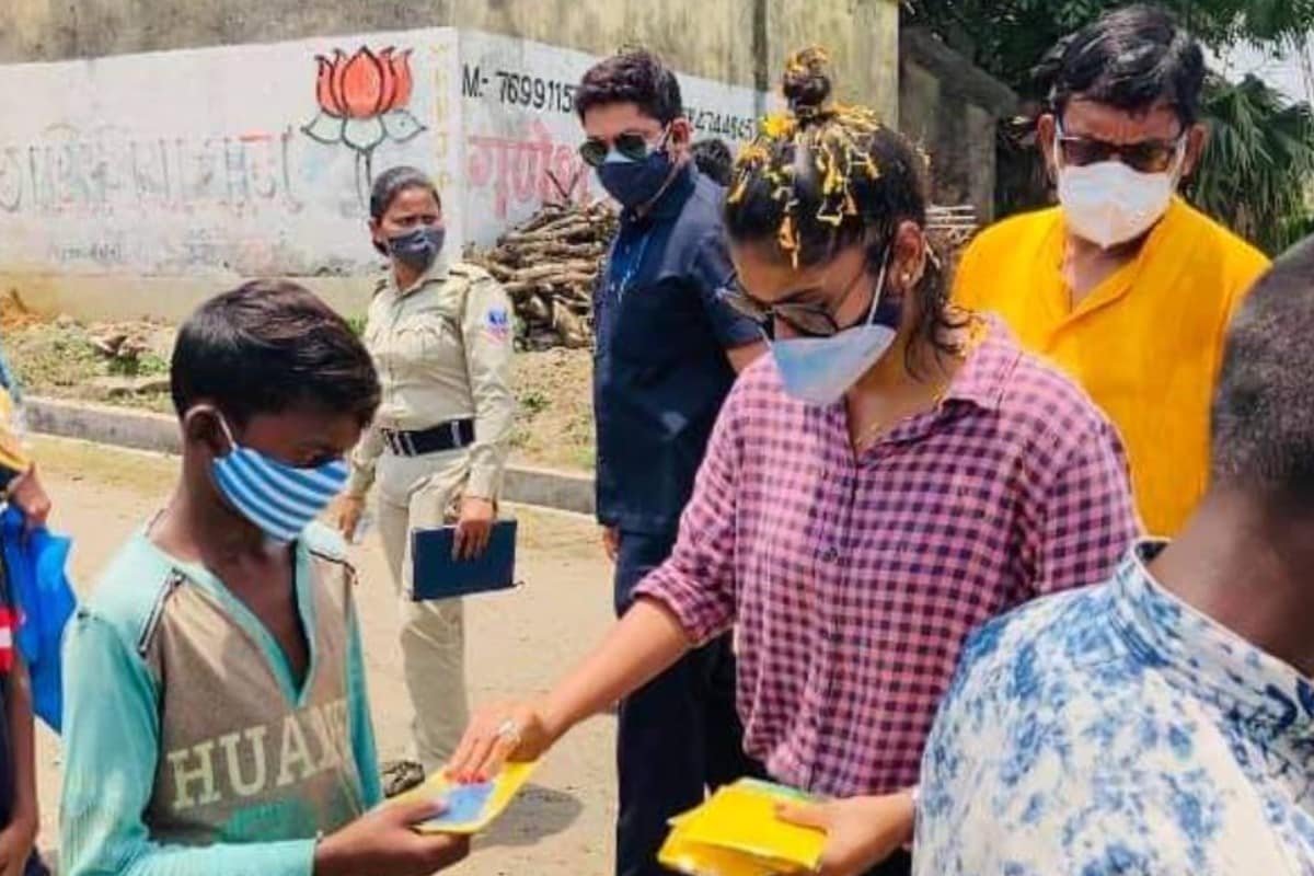 আসানসোল দক্ষিণের কালীপাহাড়ি অঞ্চলের বাচ্চাদের হাতেও প্রয়োজনীয় জিনিস তুলে দিয়েছেন তৃণমূল নেত্রী। সোশ্যাল মিডিয়ায় বেশ কিছু ছবিও শেয়ার করেছেন সায়নী। আসানসোল দক্ষিণের কালীপাহাড়ি অঞ্চলের বাচ্চাদের হাতেও প্রয়োজনীয় জিনিস তুলে দিয়েছেন তৃণমূল নেত্রী। সোশ্যাল মিডিয়ায় বেশ কিছু ছবিও শেয়ার করেছেন সায়নী।