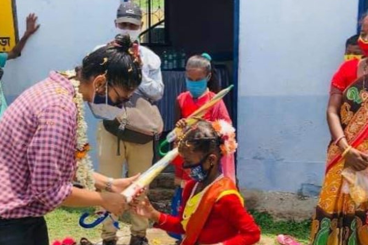 ছবিগুলি শেয়ার করে তিনি লিখেছেন, আজ আসানসোল দক্ষিণের কালীপাহাড়ি অঞ্চলের কোড়াপাড়া, কাকরডাঙ্গা এলাকায় আমার খুদে বন্ধুদের কিছু খাদ্য সামগ্রী, মাস্ক, সাবান এবং কিছু বাচ্চাদের ছাতা দেওয়া হলো। ছবিগুলি শেয়ার করে তিনি লিখেছেন, আজ আসানসোল দক্ষিণের কালীপাহাড়ি অঞ্চলের কোড়াপাড়া, কাকরডাঙ্গা এলাকায় আমার খুদে বন্ধুদের কিছু খাদ্য সামগ্রী, মাস্ক, সাবান এবং কিছু বাচ্চাদের ছাতা দেওয়া হলো।