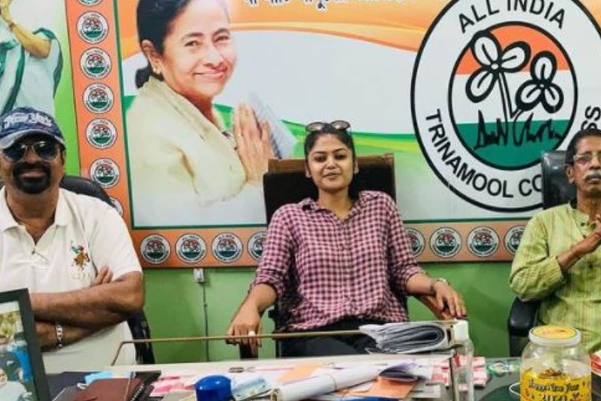 ত্রাণ বিতরণের পরে আসানসোল জেলা তৃণমূল কংগ্রেসের কো-অর্ডিনেটর ভি শিবদাসন দাশু, জামুরিয়া বিধানসভার বিধায়ক হরেরাম সিং এবং আসানসোল তৃণমূল কংগ্রেসের সিনিয়র মেম্বার প্রবোধ রায়ের সঙ্গে দেখা করে কথা বলেন সায়নী। ত্রাণ বিতরণের পরে আসানসোল জেলা তৃণমূল কংগ্রেসের কো-অর্ডিনেটর ভি শিবদাসন দাশু, জামুরিয়া বিধানসভার বিধায়ক হরেরাম সিং এবং আসানসোল তৃণমূল কংগ্রেসের সিনিয়র মেম্বার প্রবোধ রায়ের সঙ্গে দেখা করে কথা বলেন সায়নী।