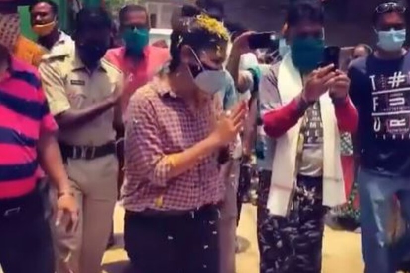 প্রসঙ্গত, বিধানসভা নির্বাচনে অন্যতন তারকা প্রার্থী ছিলেন সায়নী। নির্বাচনে জোর কদমে প্রচার করেন তিনি। কিন্তু শেষ পর্যন্ত পরাজিত হন তিনি। তবে তার পরেও মানুষের জন্য কাজ করার প্রতিশ্রুতি রাখবেন, এমনই জানিয়েছিলেন অভিনেত্রী। 