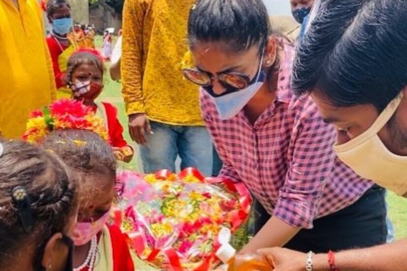 ত্রাণ সামগ্রীর মধ্যে চাল, ডাল, ডালিয়া, নুন, সয়াবিন, সাবান সহ প্রয়োজনীয় সামগ্রী ছিল। 