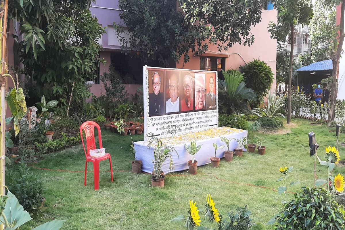 কলকাতার মুকুন্দপুরে, RTIICS এর পেছনে খোলা হয়েছে কোভিড রোগীদের এই প্রাথমিক পরিষেবা কেন্দ্রটি। আছেন প্রশিক্ষণপ্রাপ্ত নার্সিং স্টাফ। আপাতত ৩৫ শয্যার ব্যবস্থা করা হলেও আগামীদিনে সংখ্যা বাড়ানোর পরিসর এবং পরিকল্পনা দুইই আছে উদ্যোক্তাদের। তবে লাগবে সঙ্গতি। এবং প্রয়োজন আরও লোকবল। তাই ইতিমধ্যেই স্বেচ্ছাশ্রমের জন্য আবেদন জানানো হয়েছে সংগঠনের পক্ষ থেকে। কেউ দিনের বেশ খানিকটা সময় ব্যয় করতে ইচ্ছুক হলে যেন এগিয়ে আসেন সেই আবেদনও জানিয়েছেন এই উদ্যোগের সঙ্গে জড়িত চিকিৎসকেরা। কলকাতার মুকুন্দপুরে, RTIICS এর পেছনে খোলা হয়েছে কোভিড রোগীদের এই প্রাথমিক পরিষেবা কেন্দ্রটি। আছেন প্রশিক্ষণপ্রাপ্ত নার্সিং স্টাফ। আপাতত ৩৫ শয্যার ব্যবস্থা করা হলেও আগামীদিনে সংখ্যা বাড়ানোর পরিসর এবং পরিকল্পনা দুইই আছে উদ্যোক্তাদের। তবে লাগবে সঙ্গতি। এবং প্রয়োজন আরও লোকবল। তাই ইতিমধ্যেই স্বেচ্ছাশ্রমের জন্য আবেদন জানানো হয়েছে সংগঠনের পক্ষ থেকে। কেউ দিনের বেশ খানিকটা সময় ব্যয় করতে ইচ্ছুক হলে যেন এগিয়ে আসেন সেই আবেদনও জানিয়েছেন এই উদ্যোগের সঙ্গে জড়িত চিকিৎসকেরা।