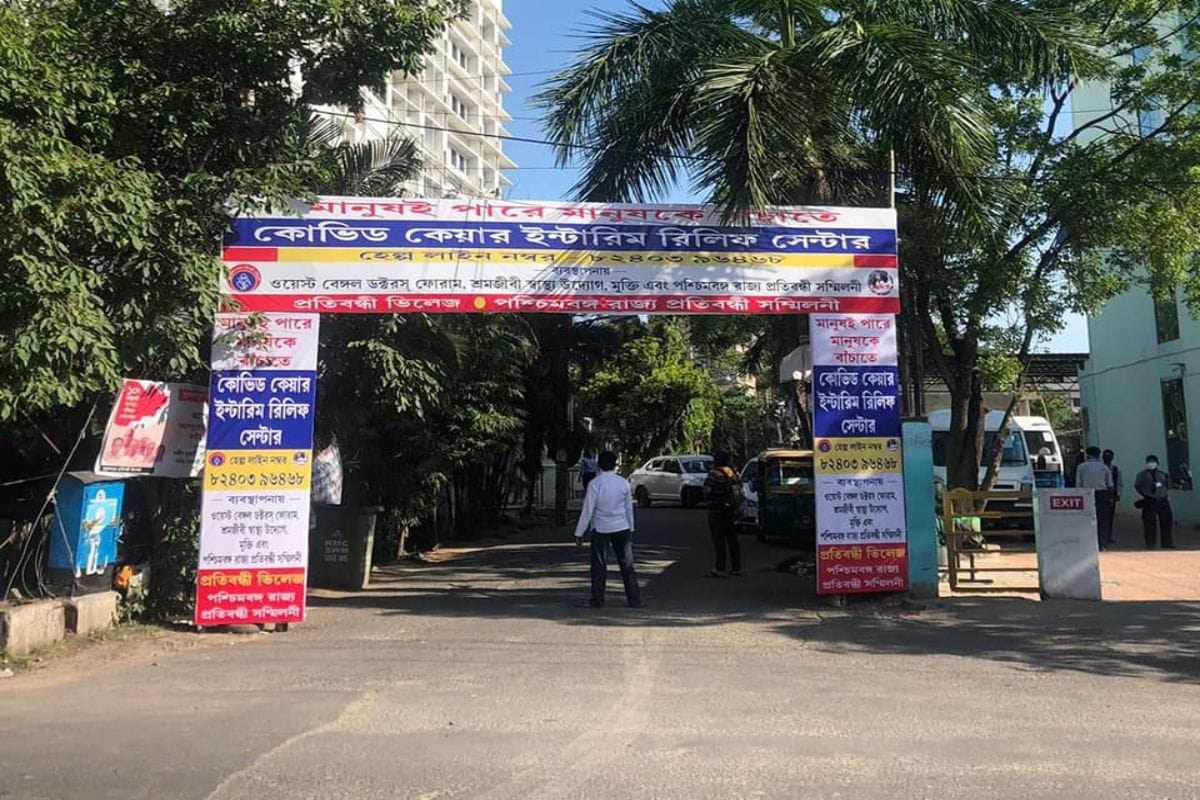 এবার কলকাতায় চালু হয়ে গেল অন্তর্বর্তীকালীন কোভিড ত্রাণকেন্দ্র বা কোভিড ইন্টেরিম রিলিফ সেন্টার। করোনা ক্লিষ্ট শহরের বুকে এই সাধু উদ্যোগ নিলেন একদল চিকিৎসক। ইন্টারিম অক্সিজেন ফেসিলিটেটেড কোভিড কেয়ার ফেসিলিটির এই কেন্দ্রটি খোলা হয়েছে দক্ষিণ কলকাতার মুকুন্দপুরে। এবার কলকাতায় চালু হয়ে গেল অন্তর্বর্তীকালীন কোভিড ত্রাণকেন্দ্র বা কোভিড ইন্টেরিম রিলিফ সেন্টার। করোনা ক্লিষ্ট শহরের বুকে এই সাধু উদ্যোগ নিলেন একদল চিকিৎসক। ইন্টারিম অক্সিজেন ফেসিলিটেটেড কোভিড কেয়ার ফেসিলিটির এই কেন্দ্রটি খোলা হয়েছে দক্ষিণ কলকাতার মুকুন্দপুরে।