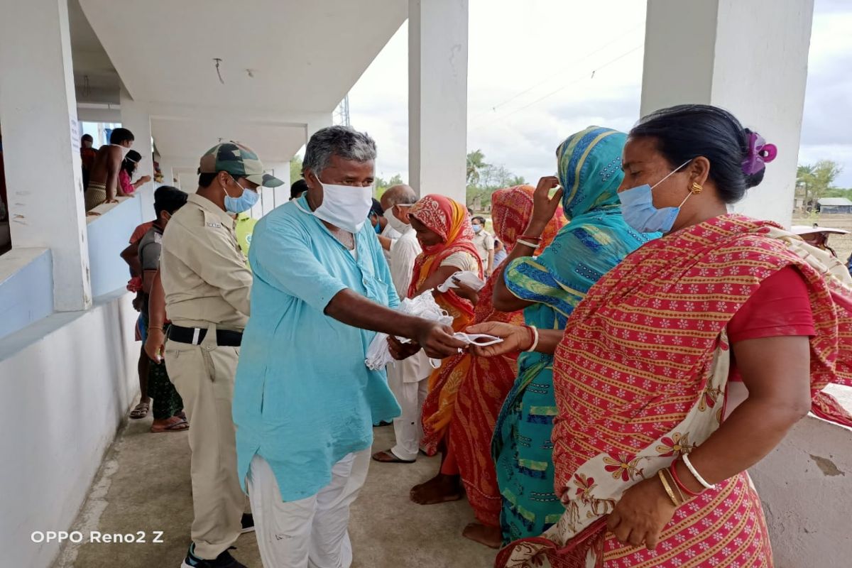 সেই কথা মাথায় রেখেই এবার আগে ভাগে এই সব এলাকার গ্রামগুলি থেকে মানুষদের নিয়ে আসা হচ্ছে ত্রাণ শিবিরের নিরাপদ আশ্রয়ে। আর তার দায়িত্ব পড়েছে সাগর বিধানসভা কেন্দ্র থেকে বিধায়ক হয়ে মন্ত্রিসভাতে জায়গা করে নেওয়া মন্ত্রী বঙ্কিমচন্দ্র হাজরার ওপর৷ মুখ্যমন্ত্রী মমতা বন্দ্যোপাধ্যায় তাঁকে দায়িত্ব দিয়েছেন ‘ইয়াস’ ঘূর্ণিঝড় থেকে সাগরের মানুষকে রক্ষা করার। সেই কথা মাথায় রেখেই এবার আগে ভাগে এই সব এলাকার গ্রামগুলি থেকে মানুষদের নিয়ে আসা হচ্ছে ত্রাণ শিবিরের নিরাপদ আশ্রয়ে। আর তার দায়িত্ব পড়েছে সাগর বিধানসভা কেন্দ্র থেকে বিধায়ক হয়ে মন্ত্রিসভাতে জায়গা করে নেওয়া মন্ত্রী বঙ্কিমচন্দ্র হাজরার ওপর৷ মুখ্যমন্ত্রী মমতা বন্দ্যোপাধ্যায় তাঁকে দায়িত্ব দিয়েছেন ‘ইয়াস’ ঘূর্ণিঝড় থেকে সাগরের মানুষকে রক্ষা করার।