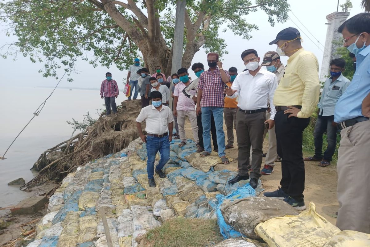 আমফানের শিক্ষা নিয়ে এবার আগে থাকতেই কোনও কসুর ছাড়তে রাজি নয় প্রশাসন। তাই জরুরি সতর্কতায় নিরাপদ আশ্রয়ে নিয়ে আসা হচ্ছে মানুষ-জনকে। গঙ্গাসাগর, নামখানা-সহ সুন্দরবনের গোসাবা, ঘোড়ামারা এলাকাগুলি গত বছর আমফানের পরে ভয়ঙ্করভাবে ক্ষতিগ্রস্থ হয়েছিল। আমফানের শিক্ষা নিয়ে এবার আগে থাকতেই কোনও কসুর ছাড়তে রাজি নয় প্রশাসন। তাই জরুরি সতর্কতায় নিরাপদ আশ্রয়ে নিয়ে আসা হচ্ছে মানুষ-জনকে। গঙ্গাসাগর, নামখানা-সহ সুন্দরবনের গোসাবা, ঘোড়ামারা এলাকাগুলি গত বছর আমফানের পরে ভয়ঙ্করভাবে ক্ষতিগ্রস্থ হয়েছিল।