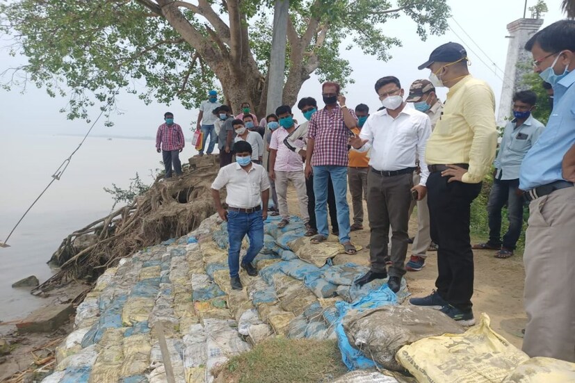 আমফানের শিক্ষা নিয়ে এবার আগে থাকতেই কোনও কসুর ছাড়তে রাজি নয় প্রশাসন। তাই জরুরি সতর্কতায় নিরাপদ আশ্রয়ে নিয়ে আসা হচ্ছে মানুষ-জনকে। গঙ্গাসাগর, নামখানা-সহ সুন্দরবনের গোসাবা, ঘোড়ামারা এলাকাগুলি গত বছর আমফানের পরে ভয়ঙ্করভাবে ক্ষতিগ্রস্থ হয়েছিল। 