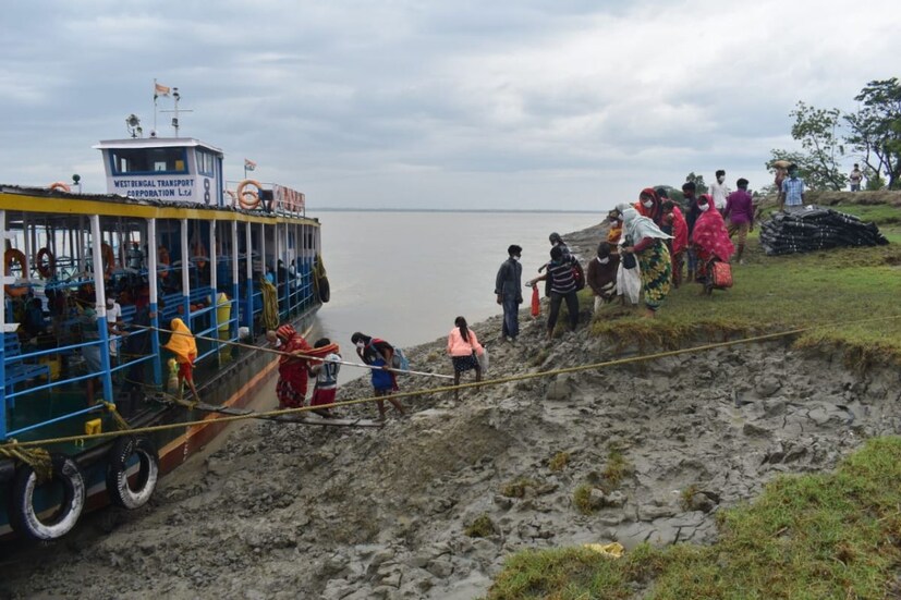 বিদ্ধংসী ঝড়ের আগাম প্রস্তুতিতে যুদ্ধকালীন তৎপরতায় চলছে কাজ। ইতিমধ্যেই দিঘায় দাপট দেখাতে শুরু করেছে এই ঝড় এবং বেশ কিছু জায়গায় মাঝারি থেকে ঘন বৃষ্টিও হয়েছে। বুধবার ইয়াসের গতিবেগ উত্তর বঙ্গোপসাগরে ১৯০ কিলোমিটার হতে পারে সতর্ক করেছেন আবহাওয়াবিদরা। 