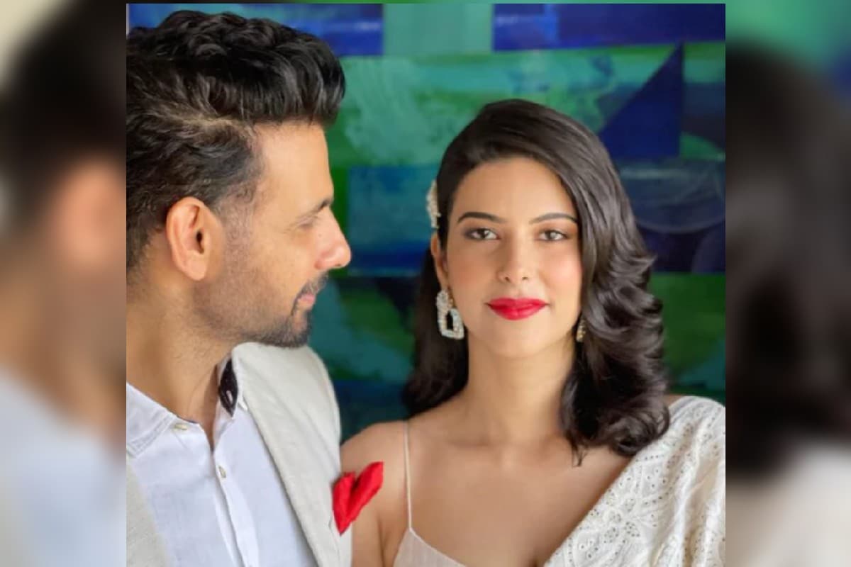 তারকা দম্পতি সালোনি ও ভিরাফ পটেল গচ ৬ মে গাঁটছড়া বাঁধলেন। সোশ্যাল মিডিয়া ছড়িয়ে পড়ে তাঁদের বিয়ের খবর। তবে তার চেয়েও বড় বিষয় হলো বিয়ের জন্য বাজেট ছিল এবং যা অর্থ তাঁরা রেখেছিলেন তার পুরোটাই করোনা ত্রাণে দান করেছেন তাঁরা। তারকা দম্পতি সালোনি ও ভিরাফ পটেল গচ ৬ মে গাঁটছড়া বাঁধলেন। সোশ্যাল মিডিয়া ছড়িয়ে পড়ে তাঁদের বিয়ের খবর। তবে তার চেয়েও বড় বিষয় হলো বিয়ের জন্য বাজেট ছিল এবং যা অর্থ তাঁরা রেখেছিলেন তার পুরোটাই করোনা ত্রাণে দান করেছেন তাঁরা।