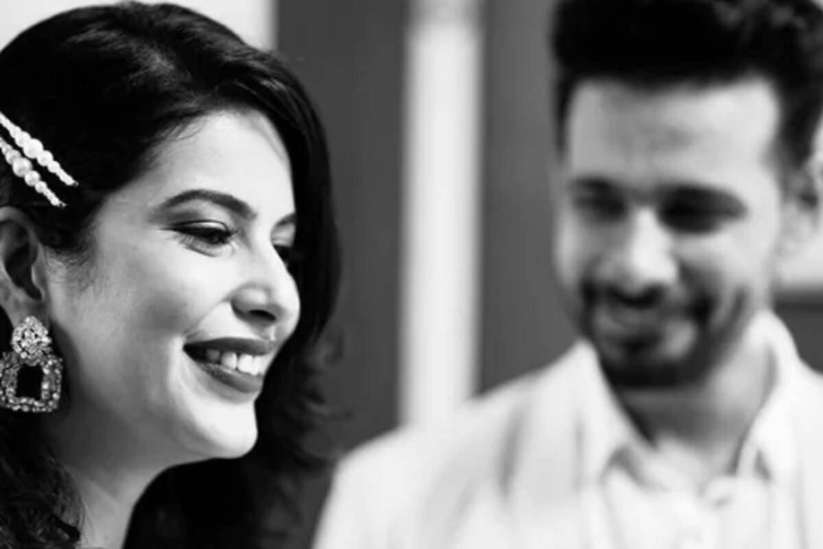 ভিরাফও সালোনির সঙ্গে রঙ মিলিয়েই পোশাক পরেছেন। তবে এনগেজমেন্ট রিং নয়। লকডাউনের জন্য পরস্পরের আঙুলে পরিয়ে দিয়েছেন রাবার ব্যান্ড। ভিরাফও সালোনির সঙ্গে রঙ মিলিয়েই পোশাক পরেছেন। তবে এনগেজমেন্ট রিং নয়। লকডাউনের জন্য পরস্পরের আঙুলে পরিয়ে দিয়েছেন রাবার ব্যান্ড।