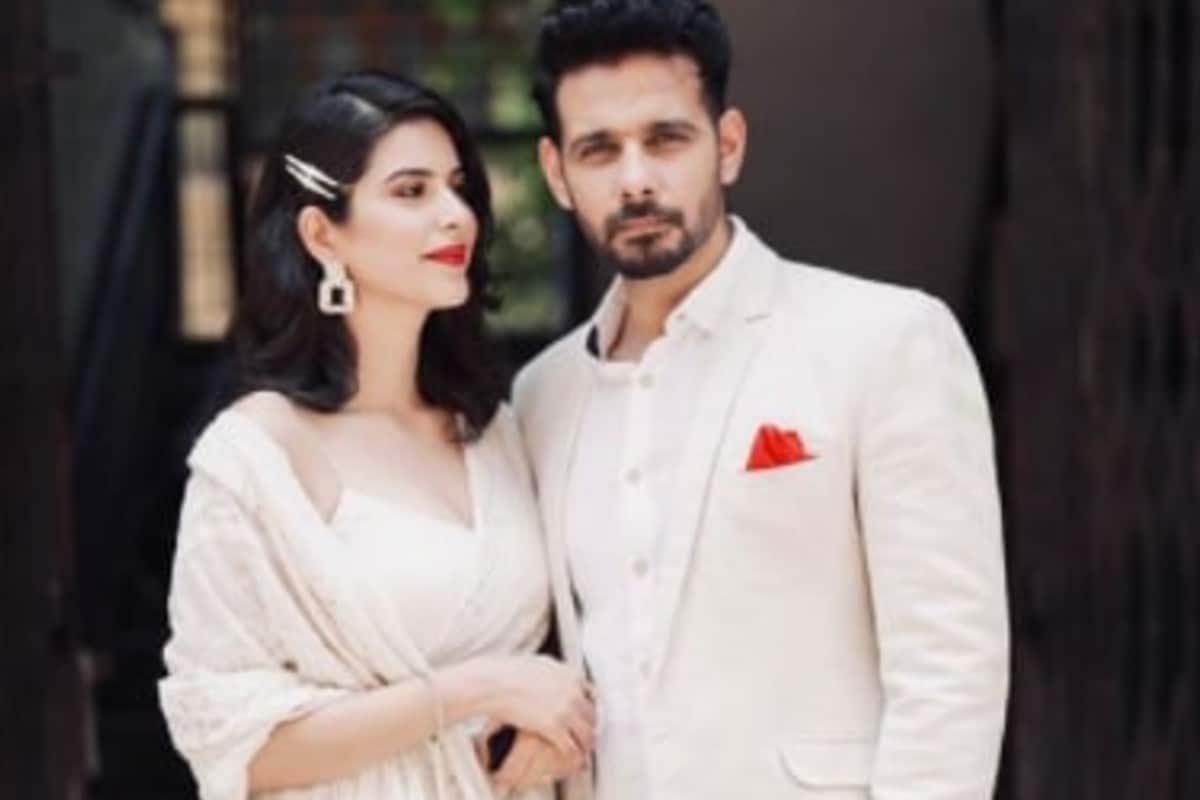 নিজেদের বিয়ের জন্য সালোনি ও ভিরাফ খরচ করেছেন মাত্র ১৫০ টাকা। আর এর মধ্যে ছিল শুধু বিয়ের রেজিস্ট্রেশন খরচ ও দরকারি কাগজপত্র ফোটোকপি করার খরচ। নিজেদের বিয়ের জন্য সালোনি ও ভিরাফ খরচ করেছেন মাত্র ১৫০ টাকা। আর এর মধ্যে ছিল শুধু বিয়ের রেজিস্ট্রেশন খরচ ও দরকারি কাগজপত্র ফোটোকপি করার খরচ।