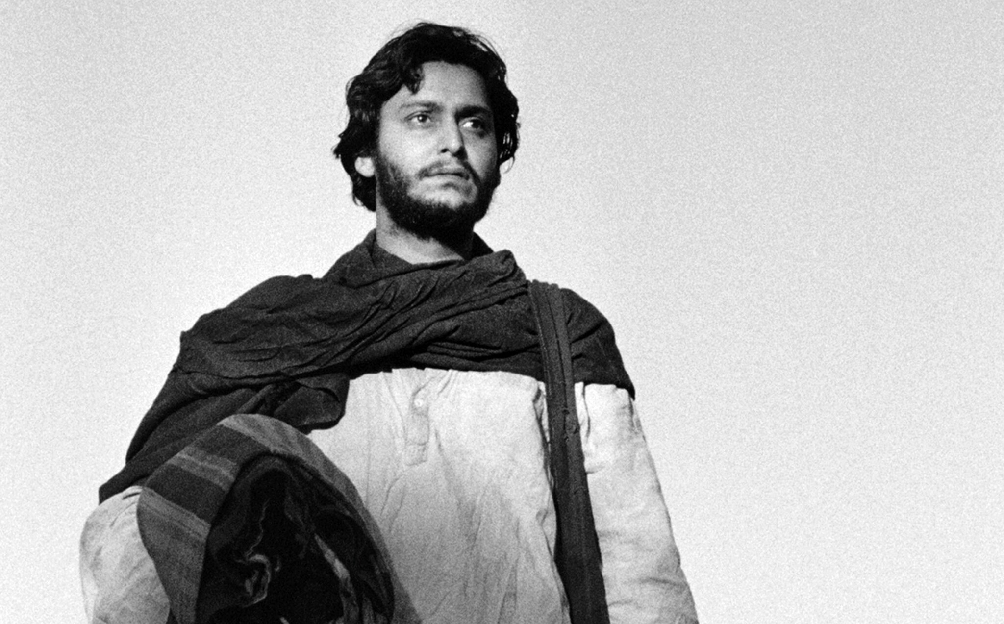 ক্যামেরার সামনে অভিনয় আর সিনেমার শুটিং পদ্ধতির সঙ্গে খানিকটা পরিচিত করাতে সত্যজিৎ সৌমিত্রকে তাঁর দুটি ছবি 'পরশ পাথর' ও 'জলসাঘর'-এর সেটে আসতে বলেছিলেন। 'অপুর সংসার'-এর শুটিং শুরু হওয়ার বেশ কিছুদিন আগে তিনি সৌমিত্রকে 'অপুর সংসার'-এর চিত্রনাট্যর একটি খসড়া দিয়েছিলেন, সঙ্গে ফুলস্ক্যাপ কাগজে 'অপু' চরিত্রের একটি ধারণা ও অপু-অপর্ণার সম্পর্ক নিয়ে দু পাতার একটি নোট। অপুর বাঁশি বাজানোর দৃশ্য থাকবে ছবিতে। সুরটা নাহয় সত্যি সত্যি অভিনেতা না বাজালেও চলবে, কিন্তু বাঁশি বাজানো না জানলে বাঁশির ফুঁ এবং আঙু'পলের টিপ থেকে ধরা পড়ে যাবে, অভিনেতা বাঁশি বাজাতে জানেন না! কাজেই বাঁশি বাজানো শিখতে গৌর গোস্বামীর কাছে নাঁড়া বাঁধলেন সৌমিত্র। ক্যামেরার সামনে অভিনয় আর সিনেমার শুটিং পদ্ধতির সঙ্গে খানিকটা পরিচিত করাতে সত্যজিৎ সৌমিত্রকে তাঁর দুটি ছবি 'পরশ পাথর' ও 'জলসাঘর'-এর সেটে আসতে বলেছিলেন। 'অপুর সংসার'-এর শুটিং শুরু হওয়ার বেশ কিছুদিন আগে তিনি সৌমিত্রকে 'অপুর সংসার'-এর চিত্রনাট্যর একটি খসড়া দিয়েছিলেন, সঙ্গে ফুলস্ক্যাপ কাগজে 'অপু' চরিত্রের একটি ধারণা ও অপু-অপর্ণার সম্পর্ক নিয়ে দু পাতার একটি নোট। অপুর বাঁশি বাজানোর দৃশ্য থাকবে ছবিতে। সুরটা নাহয় সত্যি সত্যি অভিনেতা না বাজালেও চলবে, কিন্তু বাঁশি বাজানো না জানলে বাঁশির ফুঁ এবং আঙু'পলের টিপ থেকে ধরা পড়ে যাবে, অভিনেতা বাঁশি বাজাতে জানেন না! কাজেই বাঁশি বাজানো শিখতে গৌর গোস্বামীর কাছে নাঁড়া বাঁধলেন সৌমিত্র।