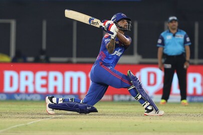 আবার রান পেলেন শিখর