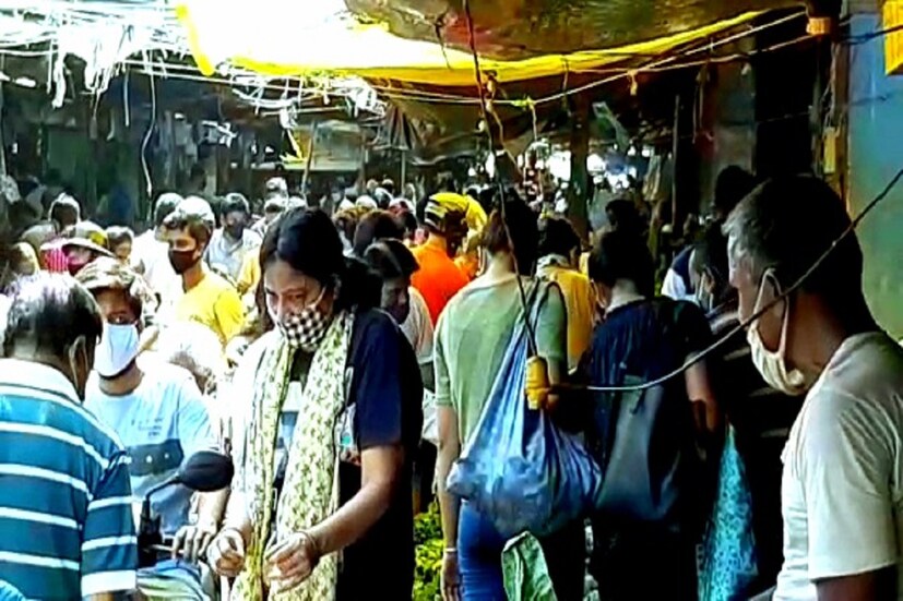 *বাজারে আসা অনেকেরই মুখ ঢাকেননি মাস্কে। কারও মাস্ক গলায়। চলছে বাজার। ব্যবসায়ী সমিতি অনবরত মাইকিংও করছে, &quot;মাস্ক পড়ে না এলে কেনাকাটা করা যাবে না। ব্যবসায়ীরা নিয়ম ভাঙলে যথোপযুক্ত ব্যবস্থা নেওয়া হবে।&quot; কিন্তু সব অনুরোধই বৃথা। যেন এক কান দিয়ে শুনে অন্য কান দিয়ে বের করে দেওয়া! ওসব বিধি মানার বালাই নেই।