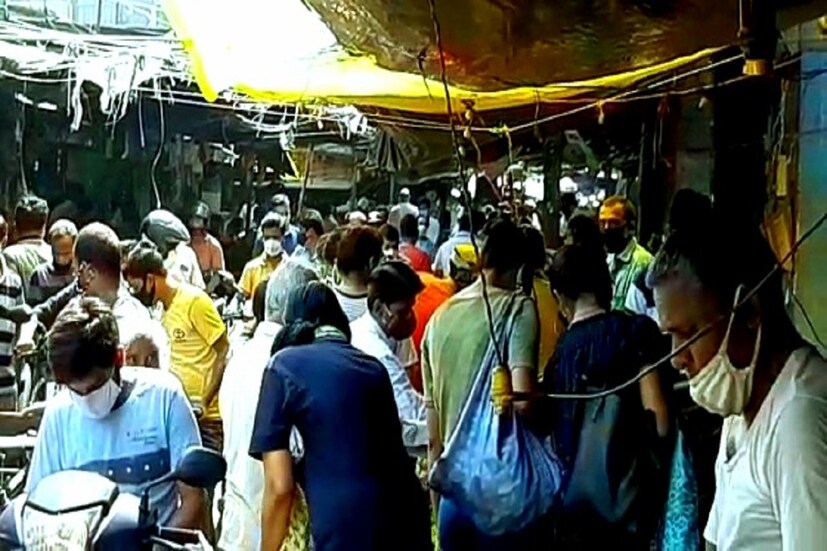 *শুধুই কি ক্ষুদিরামপল্লি বাজার? শিলিগুড়ির টাউন স্টেশন, টিকিয়াপাড়া বাজার থেকে সুভাষপল্লি, গেটবাজার, চম্পাসারি বাজার সর্বত্রই আজ ছবিটা ছিল ভিড়ে ঠাসা। যেন করোনা উধাও শহর থেকে! এক চিকিৎসক বলছিলেন, বাজারে ভুড়ের লাগাম না টানলে করোনার গ্রাফ নামানো সম্ভব নয়। আর তাই লকডাউনের আজ ৮দিনের মাথাতেও আক্রান্তের গ্রাফ হেরফের হয়নি শহর শিলিগুড়িতে। এরপর আর কবে হুঁশ ফিরবে শহরবাসীর?