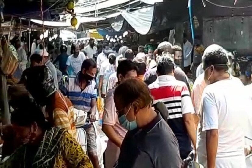 *সত্যিই কি তাই? গত বছরে আমরা দেখেছি বাজার নির্দিষ্ট সময়ে বসলেও ভিড়ের ছবি বদলায়নি। আর বাজারের এই ভিড় নিয়ে ক্ষুদিরামপল্লি ব্যবসায়ী সমিতির সম্পাদক স্বপন কুণ্ডু বলেন, &quot;আমরা সতর্কতামূলক প্রচার মাইকিং করছি। চার আনা ক্রেতা তা মানছে না। এটা প্রশাসনকে দেখতে হবে।&quot;