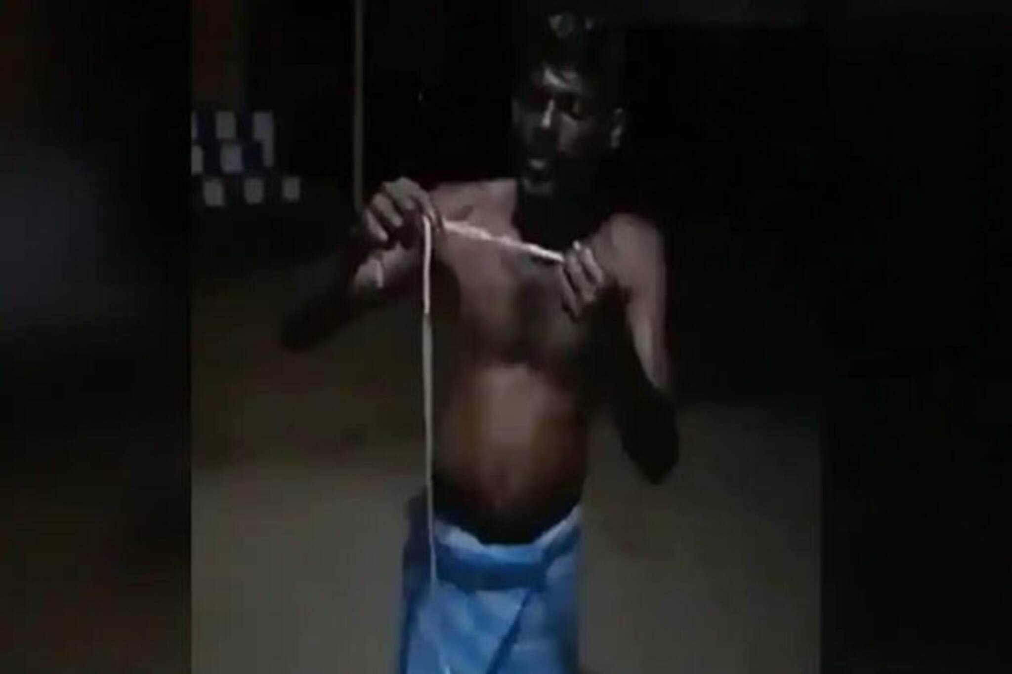 Viral Video: করোনা থেকে বাঁচতে জ্যান্ত শাঁখামুঠে সাপ কামড়ে-চিবিয়ে খাচ্ছেন ব্যক্তি! তারপর যা হল...