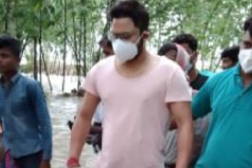চণ্ডীপুরের ক্ষতিগ্রস্ত এলাকা ঘুরে দেখার বেশ কিছু ছবি নিজের সোশ্যাল মিডিয়ায় শেয়ার করেছেন সোহম। দেখা যাচ্ছে ছবিতে, তিনি নিজের দলের কর্মীদের নিয়ে এলাকা ঘুরে দেখছেন। 