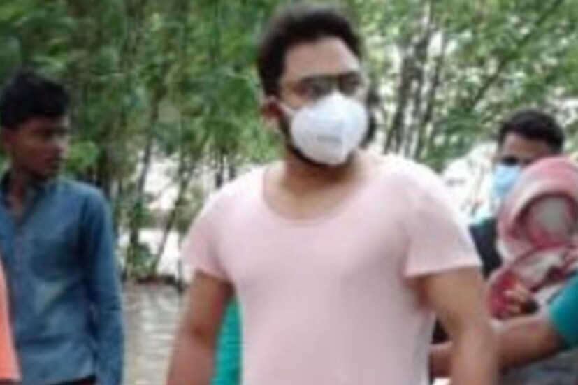 ছবির ক্যাপশনে সোহম লেখেন, আজ ঝড়ের তান্ডব চলাকালীনই সকাল থেকেই চণ্ডীপুরে প্লাবিত অঞ্চলগুলি পরিদর্শন এবং ক্ষতিগ্রস্ত এলাকাগুলিতে যত দ্রুত সম্ভব জনজীবন স্বাভাবিক করার প্রক্রিয়া শুরু হয়েছে। 