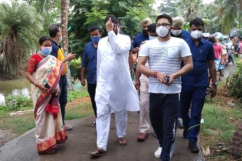 তিনি আরও লিখেছেন, প্রশাসন এবং আমার সহকর্মীরা সবরকম সাহায্যের হাত বাড়িয়ে দিয়েছে যাতে আমরা খুব তাড়াতাড়ি এই দুর্যোগ কাটিয়ে উঠতে পারি।