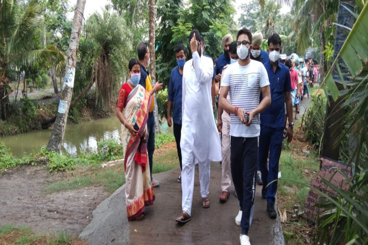 ইয়াসের (Cyclone Yaas) তাণ্ডব শুরু হতে এখনও বেশ কিছুটা সময় রয়েছে। কিন্ত তার আগে মঙ্গলবারই উত্তাল হতে শুরু করেছে সমুদ্র। তাজপুর, দিঘা সংলগ্ন একাধিক গ্রামে জল ঢুকতে শুরু করেছে। অনেক জায়গায় কংক্রিটের বাঁধ টপকে জল ঢুকছে বলে দাবি স্থানীয়দের। ইয়াসের (Cyclone Yaas) তাণ্ডব শুরু হতে এখনও বেশ কিছুটা সময় রয়েছে। কিন্ত তার আগে মঙ্গলবারই উত্তাল হতে শুরু করেছে সমুদ্র। তাজপুর, দিঘা সংলগ্ন একাধিক গ্রামে জল ঢুকতে শুরু করেছে। অনেক জায়গায় কংক্রিটের বাঁধ টপকে জল ঢুকছে বলে দাবি স্থানীয়দের।