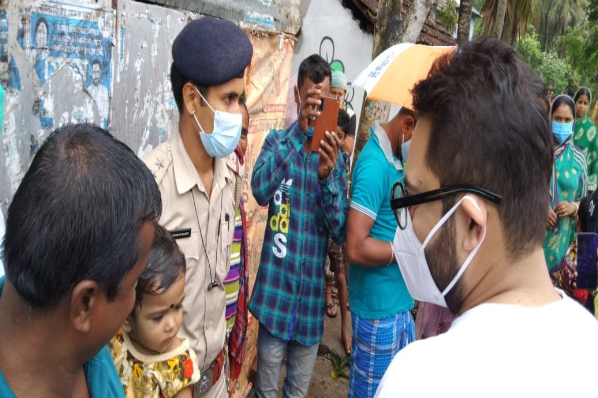 ঝড়ের তাণ্ডব সামাল দিতেই আগে থেকেই রিলিফ সেন্টার ঘুরে দেখলেন চণ্ডীপুরের নব নির্বাচিত তারকা বিধায়ক, সোহম চক্রবর্তী। ইতিমধ্যেই বেশ কিছু স্থানীয় বাসিন্দাকে রিলিফ সেন্টারে সরিয়ে নিতেও উদ্যোগী হয়েছেন তিনি। ঝড়ের তাণ্ডব সামাল দিতেই আগে থেকেই রিলিফ সেন্টার ঘুরে দেখলেন চণ্ডীপুরের নব নির্বাচিত তারকা বিধায়ক, সোহম চক্রবর্তী। ইতিমধ্যেই বেশ কিছু স্থানীয় বাসিন্দাকে রিলিফ সেন্টারে সরিয়ে নিতেও উদ্যোগী হয়েছেন তিনি।