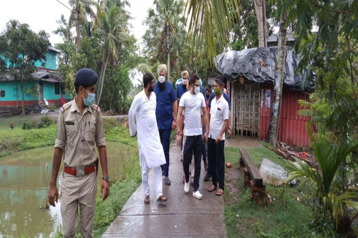 ইয়াসের (Cyclone Yaas) তাণ্ডব শুরু হতে এখনও বেশ কিছুটা সময় রয়েছে। কিন্ত তার আগে মঙ্গলবারই উত্তাল হতে শুরু করেছে সমুদ্র। তাজপুর, দিঘা সংলগ্ন একাধিক গ্রামে জল ঢুকতে শুরু করেছে। অনেক জায়গায় কংক্রিটের বাঁধ টপকে জল ঢুকছে বলে দাবি স্থানীয়দের। ইয়াসের (Cyclone Yaas) তাণ্ডব শুরু হতে এখনও বেশ কিছুটা সময় রয়েছে। কিন্ত তার আগে মঙ্গলবারই উত্তাল হতে শুরু করেছে সমুদ্র। তাজপুর, দিঘা সংলগ্ন একাধিক গ্রামে জল ঢুকতে শুরু করেছে। অনেক জায়গায় কংক্রিটের বাঁধ টপকে জল ঢুকছে বলে দাবি স্থানীয়দের।