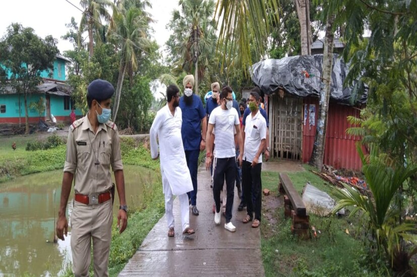 ইয়াসের (Cyclone Yaas) তাণ্ডব শুরু হতে এখনও বেশ কিছুটা সময় রয়েছে। কিন্ত তার আগে মঙ্গলবারই উত্তাল হতে শুরু করেছে সমুদ্র। তাজপুর, দিঘা সংলগ্ন একাধিক গ্রামে জল ঢুকতে শুরু করেছে। অনেক জায়গায় কংক্রিটের বাঁধ টপকে জল ঢুকছে বলে দাবি স্থানীয়দের। 