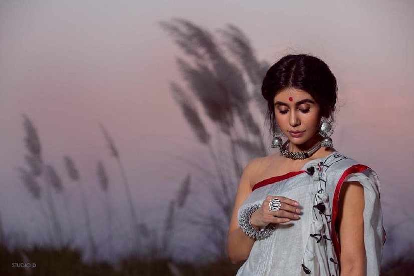 *করোনা আবহে মানসিক সুস্থতা বজায় রাখতে গানের গাইছেন তিনি। একইসঙ্গে সিনেমা দেখা, বই পড়া, রান্নাবান্না করে স্বামীর সঙ্গে একান্তে সময় কাটাচ্ছেন। ছবিঃ ইনস্টাগ্রাম।