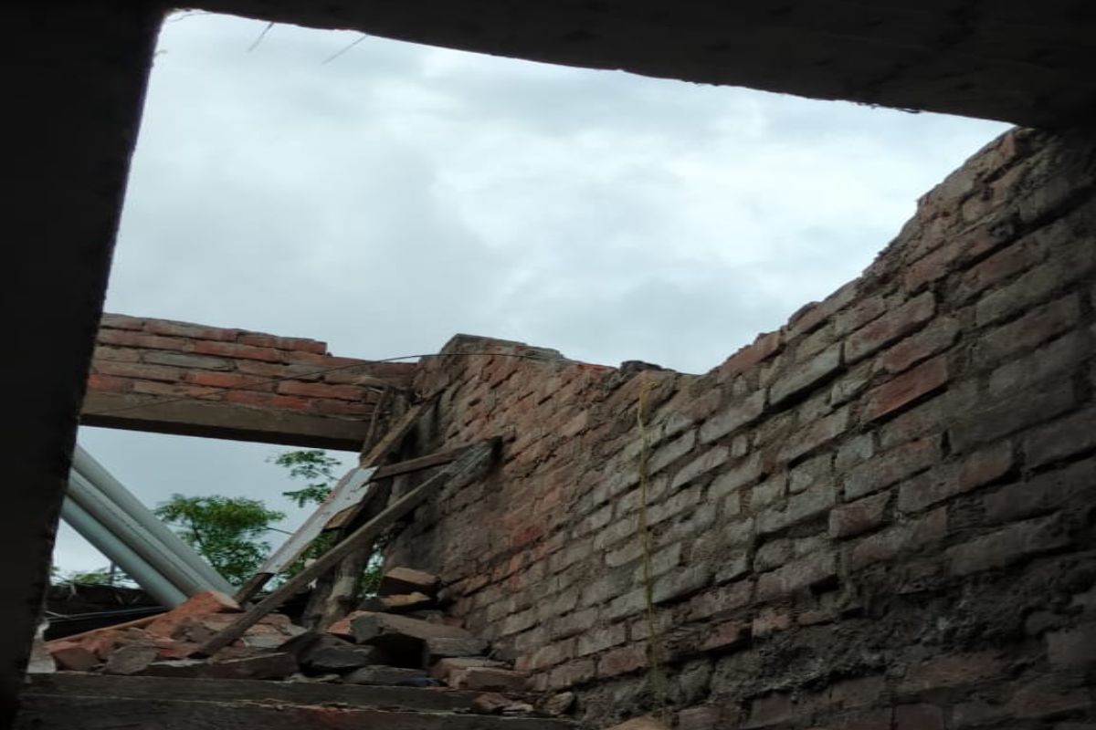 আবহাওয়াবিদদের (Weather Office)মতে ঘূর্ণিঝড়ের (Cyclone Yaas) আগে এমন ঝড় (Severe Storm) হয়ে থাকে। উত্তর ২৪ পরগনা (North 24 Pargana) হুগলি (Hoogly) ও হাওড়ায় (Howrah)ঝড়ের তাণ্ডবে বহু বাড়ির ছাদ উড়ে গিয়েছে। হালিশহরে কমপক্ষে ৪০ টি বাড়ি ক্ষতিগ্রস্ত হয়েছে। বীজপুরেও ক্ষতি হয়েছে। চুঁচুড়াতেও কমপক্ষে ৪০ টির মতো বাড়ি ক্ষতিগ্রস্ত হয়েছে। পাণ্ডুয়াতে বিদ্যুৎস্পৃষ্ট হয়ে দু’জন মারা গিয়েছে। মৃতদের নাম, বাউল দাস ও কমল মাঝি। আবহাওয়াবিদদের (Weather Office)মতে ঘূর্ণিঝড়ের (Cyclone Yaas) আগে এমন ঝড় (Severe Storm) হয়ে থাকে। উত্তর ২৪ পরগনা (North 24 Pargana) হুগলি (Hoogly) ও হাওড়ায় (Howrah)ঝড়ের তাণ্ডবে বহু বাড়ির ছাদ উড়ে গিয়েছে। হালিশহরে কমপক্ষে ৪০ টি বাড়ি ক্ষতিগ্রস্ত হয়েছে। বীজপুরেও ক্ষতি হয়েছে। চুঁচুড়াতেও কমপক্ষে ৪০ টির মতো বাড়ি ক্ষতিগ্রস্ত হয়েছে। পাণ্ডুয়াতে বিদ্যুৎস্পৃষ্ট হয়ে দু’জন মারা গিয়েছে। মৃতদের নাম, বাউল দাস ও কমল মাঝি।