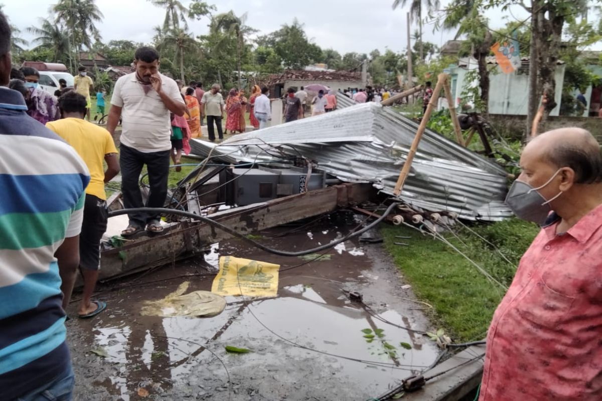 মঙ্গলবার তখন দুপুর গড়িয়ে বিকেল হয়েছে। উত্তর ২৪ পরগনা (North 24 Pargana)ও হুগলির (HOOGLI) একাংশে গঙ্গার পাড়ে প্রবল বেগে বইতে শুরু করে ঝোড়ো হাওয়া (Severe Storm)। আচমকা এই ঝড়ের দাপটেই ব্যাপকভাবে ক্ষতিগ্রস্থ হয় এই দুই জেলা। মড়মড় করে ভাঙছে গাছের ডাল। উড়ে যাচ্ছে একের পর এক বাড়ির চাল। মঙ্গলবার তখন দুপুর গড়িয়ে বিকেল হয়েছে। উত্তর ২৪ পরগনা (North 24 Pargana)ও হুগলির (HOOGLI) একাংশে গঙ্গার পাড়ে প্রবল বেগে বইতে শুরু করে ঝোড়ো হাওয়া (Severe Storm)। আচমকা এই ঝড়ের দাপটেই ব্যাপকভাবে ক্ষতিগ্রস্থ হয় এই দুই জেলা। মড়মড় করে ভাঙছে গাছের ডাল। উড়ে যাচ্ছে একের পর এক বাড়ির চাল।