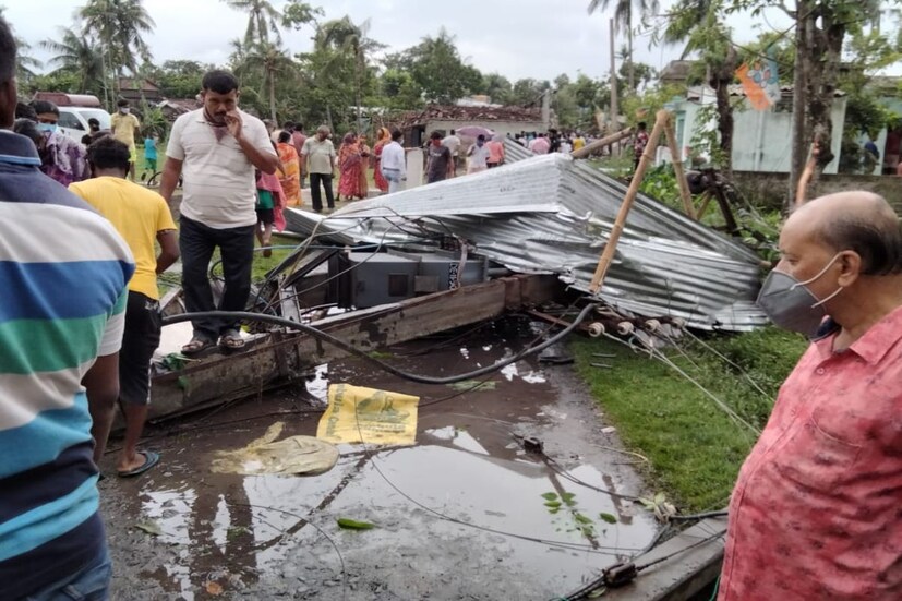 মঙ্গলবার তখন দুপুর গড়িয়ে বিকেল হয়েছে। উত্তর ২৪ পরগনা ও হুগলির একাংশে গঙ্গার পাড়ে প্রবল বেগে বইতে শুরু করে ঝোড়ো হাওয়া। আচমকা এই ঝড়ের দাপটেই ব্যাপকভাবে ক্ষতিগ্রস্থ হয় এই দুই জেলা। মড়মড় করে ভাঙছে গাছের ডাল। উড়ে যাচ্ছে একের পর এক বাড়ির চাল।
