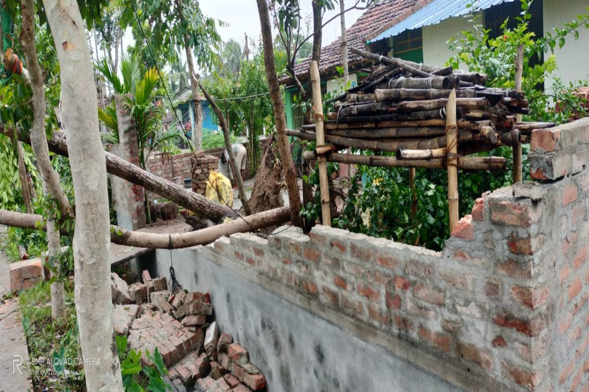 হালিশহরে ঝড়ের দাপটে নদীর দুপারে প্রচুর বাড়ি ক্ষতিগ্রস্ত হয়েছে বলে জানা গিয়েছে। একটি বাড়ির টিনের চাল উড়ে যাওয়ার পর ভেঙে পড়ে তার ওপরের গাঁথনি। তাতে আহত হয়েছেন ৩ জন। তাঁকে কল্যাণী জেএমএম হাসপাতালে ভর্তি করা হয়েছে। হালিশহরে ঝড়ের দাপটে নদীর দুপারে প্রচুর বাড়ি ক্ষতিগ্রস্ত হয়েছে বলে জানা গিয়েছে। একটি বাড়ির টিনের চাল উড়ে যাওয়ার পর ভেঙে পড়ে তার ওপরের গাঁথনি। তাতে আহত হয়েছেন ৩ জন। তাঁকে কল্যাণী জেএমএম হাসপাতালে ভর্তি করা হয়েছে।