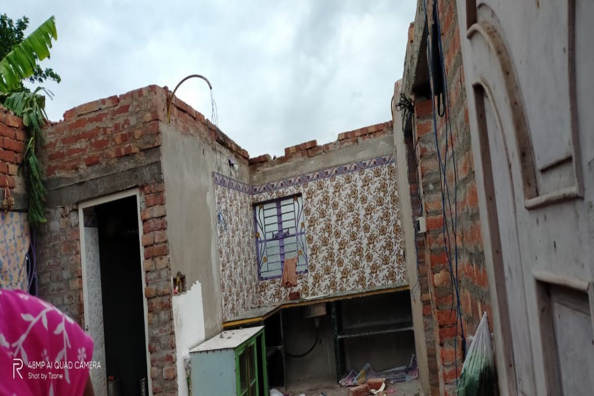 হালিশহরে ঝড়ের দাপটে নদীর দুপারে প্রচুর বাড়ি ক্ষতিগ্রস্ত হয়েছে বলে জানা গিয়েছে। একটি বাড়ির টিনের চাল উড়ে যাওয়ার পর ভেঙে পড়ে তার ওপরের গাঁথনি। তাতে আহত হয়েছেন ৩ জন। তাঁকে কল্যাণী জেএমএম হাসপাতালে ভর্তি করা হয়েছে। হালিশহরে ঝড়ের দাপটে নদীর দুপারে প্রচুর বাড়ি ক্ষতিগ্রস্ত হয়েছে বলে জানা গিয়েছে। একটি বাড়ির টিনের চাল উড়ে যাওয়ার পর ভেঙে পড়ে তার ওপরের গাঁথনি। তাতে আহত হয়েছেন ৩ জন। তাঁকে কল্যাণী জেএমএম হাসপাতালে ভর্তি করা হয়েছে।