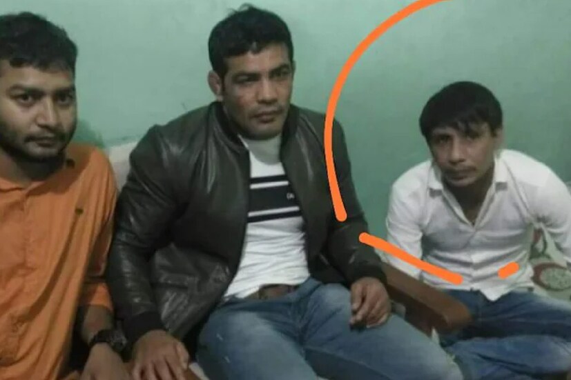 একখানা ছবি। আর সেটাই যেন আরও বিপদে ফেলে দিল অলিম্পিকে পদকজয়ী কুস্তিগীর সুশীল কুমারকে। কী এমন আছে সেই ছবিতে!