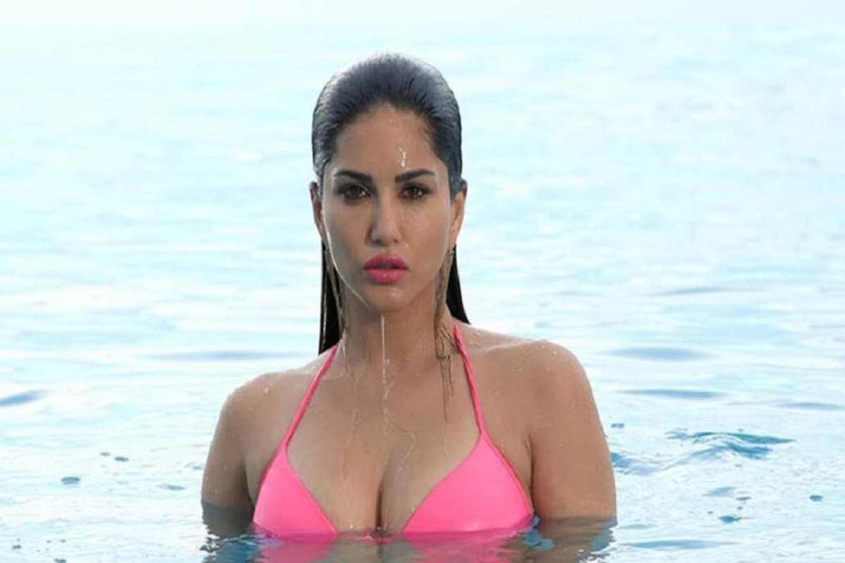 •সানি সুন্দরী৷ তাঁর স্টাইলও দারুণ (Sunny Leone Style)৷ যার দ্বারা তিনি অনেকের মন জয় করেছেন। আরবাজ খানের একটি চ্যাট শো-তে দারুণ সেজে এসেছিলেন। কিন্তু সেই শোতে আরবাজের একটি প্রশ্নে সানি খুবই কান্নাকাটি করেন৷ সেই ভিডিওটি আজও সোশ্যাল মিডিয়ায় ভাইরাল এবং এই নিয়ে প্রচুর আলোচনা হয়। •সানি সুন্দরী৷ তাঁর স্টাইলও দারুণ (Sunny Leone Style)৷ যার দ্বারা তিনি অনেকের মন জয় করেছেন। আরবাজ খানের একটি চ্যাট শো-তে দারুণ সেজে এসেছিলেন। কিন্তু সেই শোতে আরবাজের একটি প্রশ্নে সানি খুবই কান্নাকাটি করেন৷ সেই ভিডিওটি আজও সোশ্যাল মিডিয়ায় ভাইরাল এবং এই নিয়ে প্রচুর আলোচনা হয়।