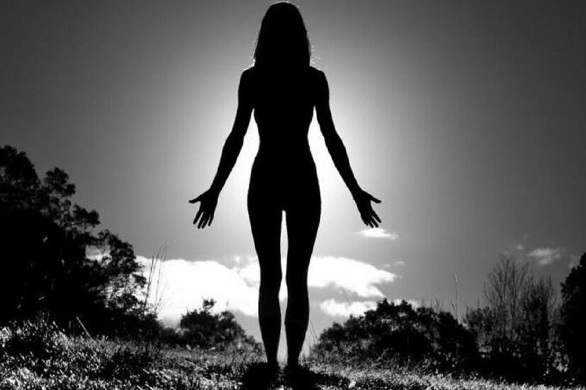 •তদাসন (MOUNTAIN POSE)-পা ফাঁক করে সোজা হয়ে দাঁড়াতে হবে। নমস্কার মুদ্রায় হাত সোজা করে হাওয়ায় রাখার সময় আপনার গোড়ালি উঁচু করে কাঁধের ব্লেডগুলি আপনার মাথা থেকে দূরে ছেড়ে দিন। এই আসন হাত ও পায়ের পেশি স্ট্রেচে সাহায্য করে।