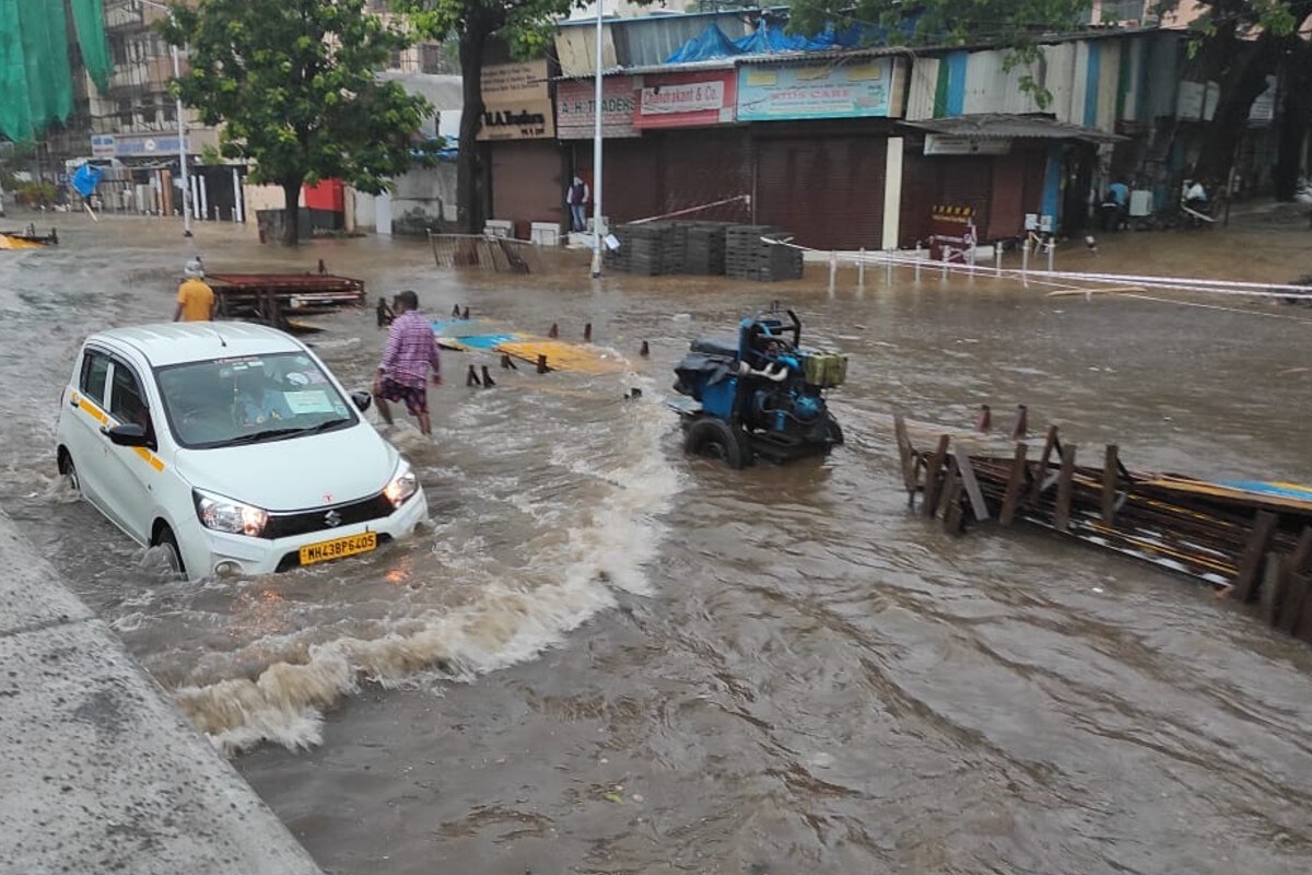 টাউটে আছড়ে পড়ার পাশাপাশি গুজরাট রিজিয়নের ভালসাড়, নভসারি, দমন, দাদার, নগর হাভেলি এবং সৌরাষ্ট্রের গির সোমনাথ, জুনাগড়, আম্রেলি, ভাবনগরে অতি ভারী বৃষ্টি হওয়ারও পূর্বাভাস রয়েছে। টাউটে আছড়ে পড়ার পাশাপাশি গুজরাট রিজিয়নের ভালসাড়, নভসারি, দমন, দাদার, নগর হাভেলি এবং সৌরাষ্ট্রের গির সোমনাথ, জুনাগড়, আম্রেলি, ভাবনগরে অতি ভারী বৃষ্টি হওয়ারও পূর্বাভাস রয়েছে।
