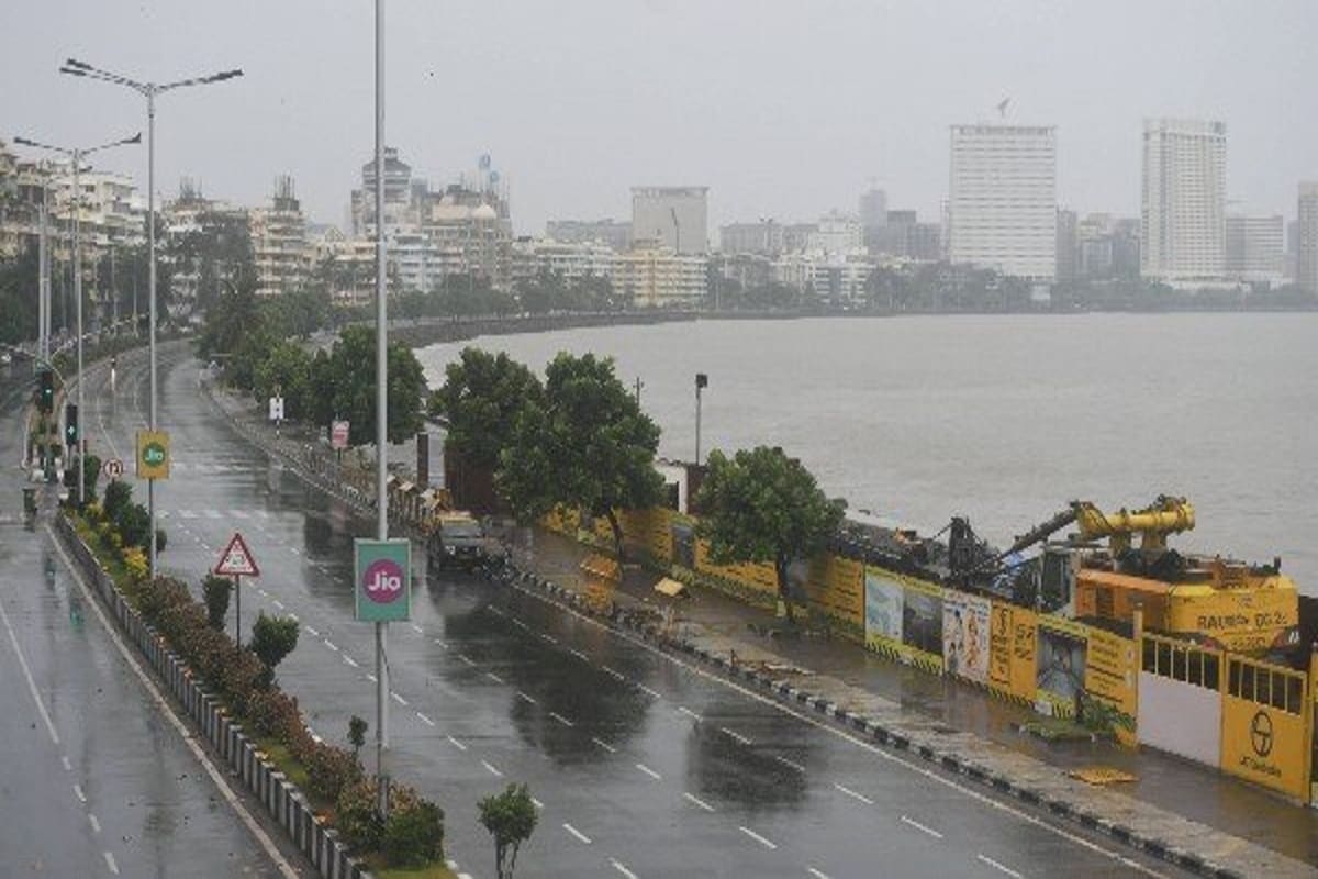 *IMD-র পূর্বাভাস, এই গভীর ঘূর্ণাবর্তের প্রভাবে শুক্র, শনি এবং রবিবার ভারী থেকে অতিভারী বৃষ্টির সম্ভাবনা রয়েছে লাক্ষাদ্বীপে, কেরল, তামিলনাড়ু, এবং কর্ণাটকের কিছু অংশে। শনিবারে ভারী বৃষ্টি হতে পারে তামিলনাডু ও কর্ণাটক উপকূলে। ফাইল ছবি। *IMD-র পূর্বাভাস, এই গভীর ঘূর্ণাবর্তের প্রভাবে শুক্র, শনি এবং রবিবার ভারী থেকে অতিভারী বৃষ্টির সম্ভাবনা রয়েছে লাক্ষাদ্বীপে, কেরল, তামিলনাড়ু, এবং কর্ণাটকের কিছু অংশে। শনিবারে ভারী বৃষ্টি হতে পারে তামিলনাডু ও কর্ণাটক উপকূলে। ফাইল ছবি।